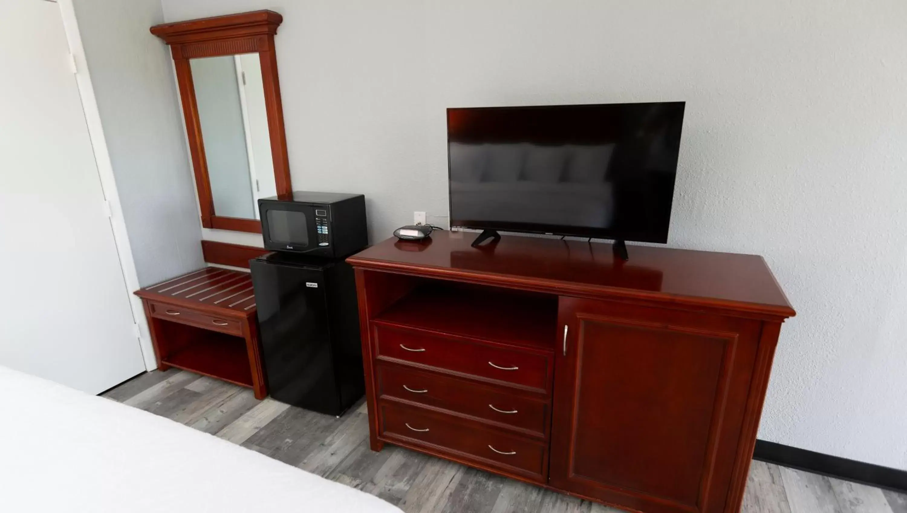 Bedroom, TV/Entertainment Center in Sunrise Inn Williamstown