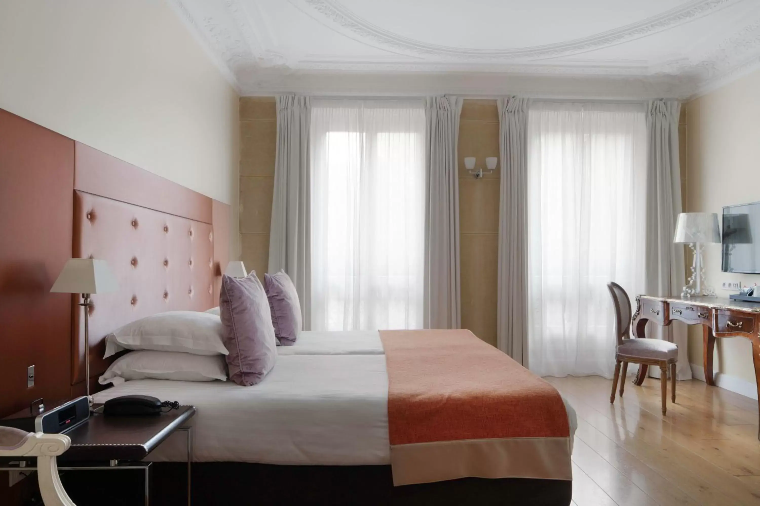 Photo of the whole room, Bed in Le 123 Elysees - Astotel