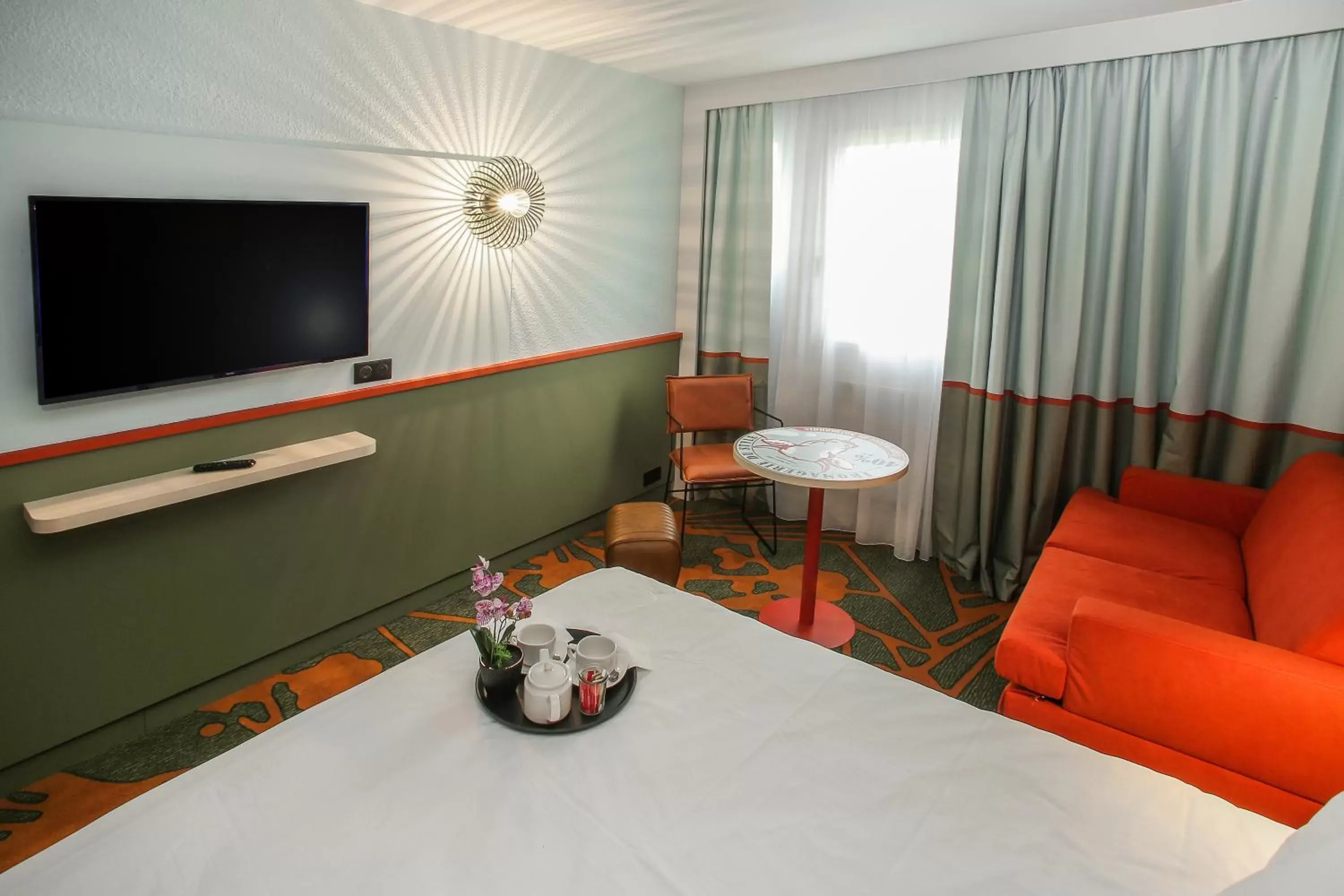 TV/Entertainment Center in Hotel Ibis styles Lisieux ex Mercure