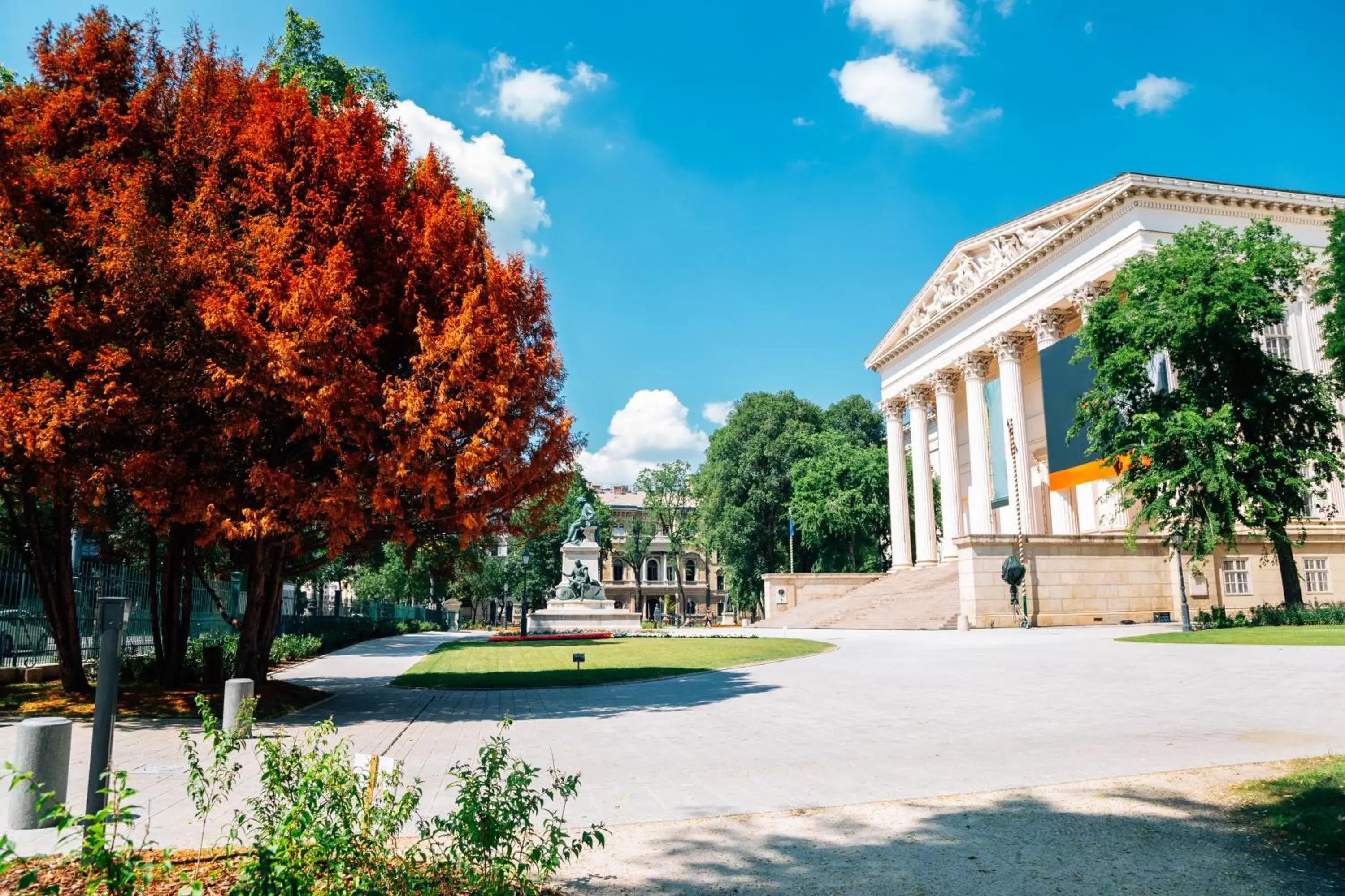 Nearby landmark, Swimming Pool in Budapest Museum Central