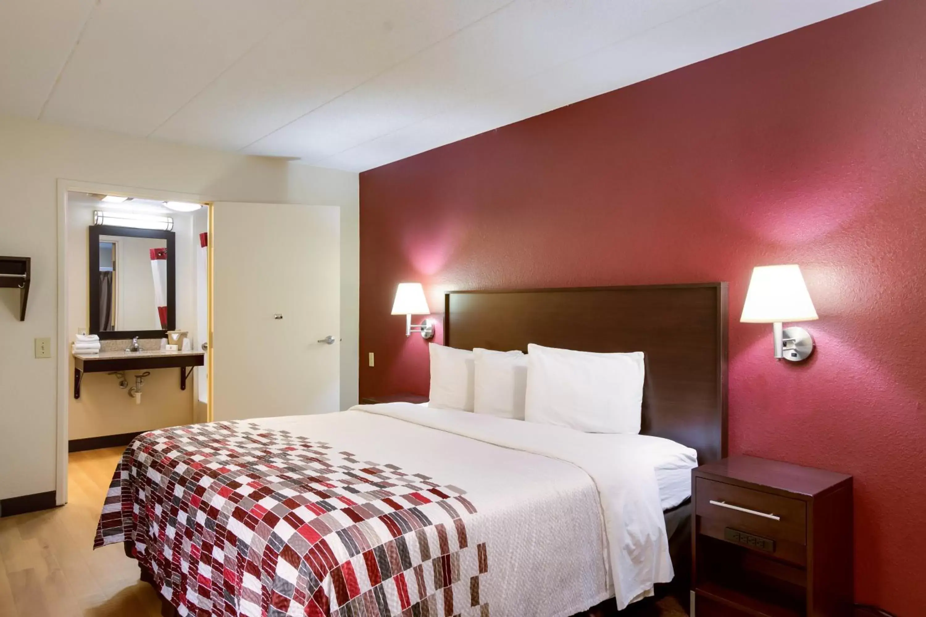 Photo of the whole room, Room Photo in Red Roof Inn Kalamazoo East – Expo Center