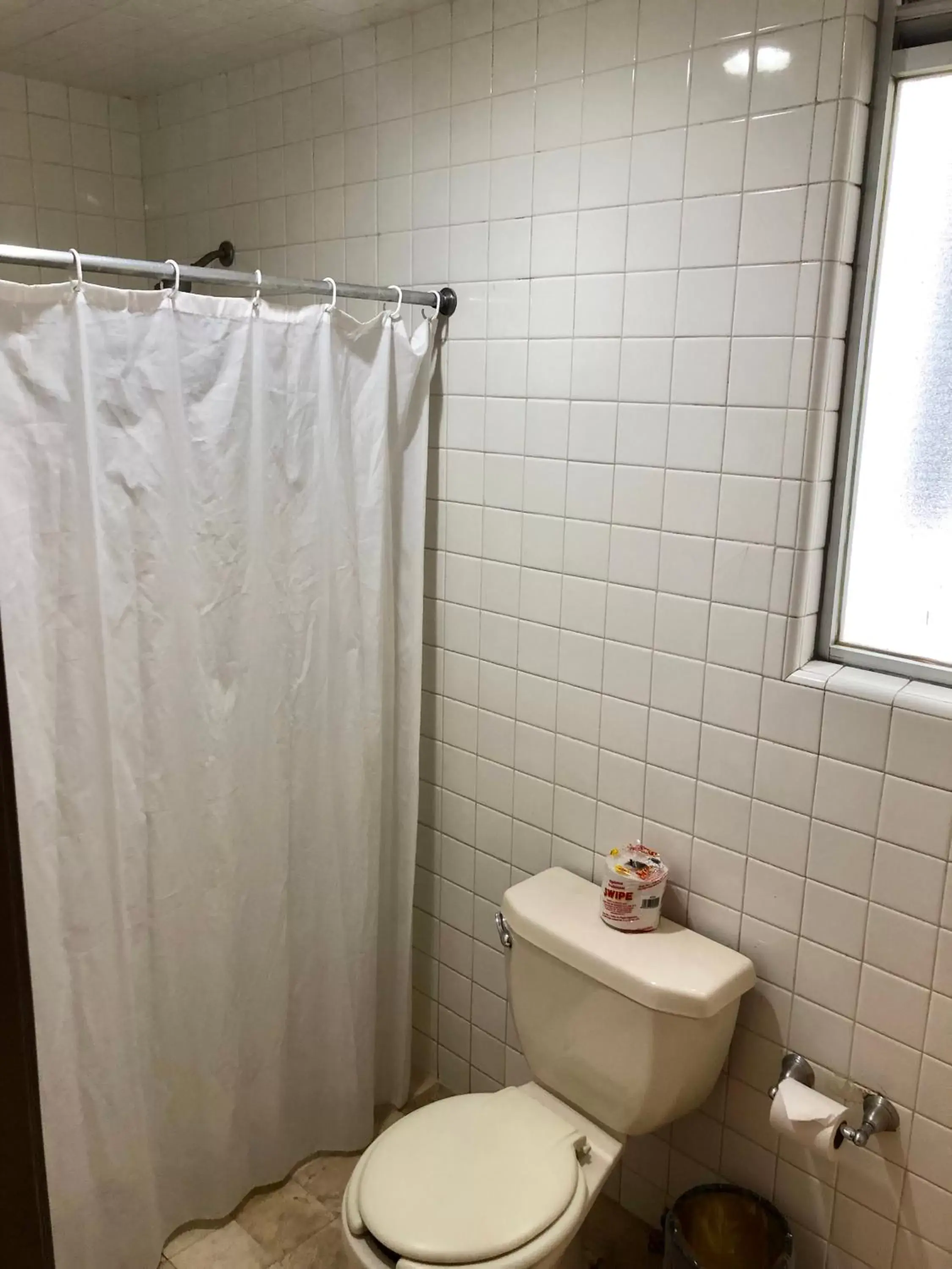 Shower, Bathroom in Hotel Canada