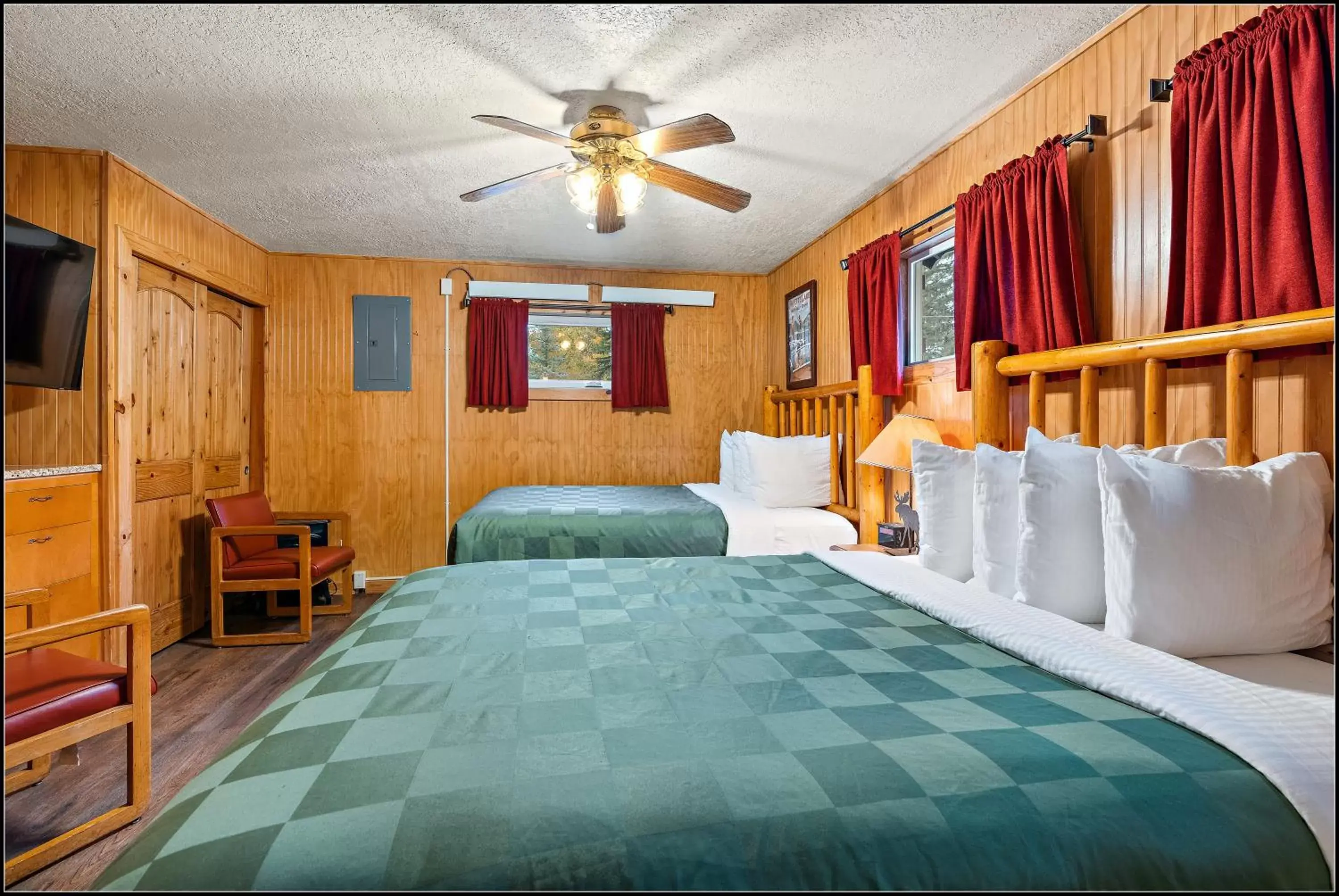 Communal lounge/ TV room, Bed in Brundage Bungalows