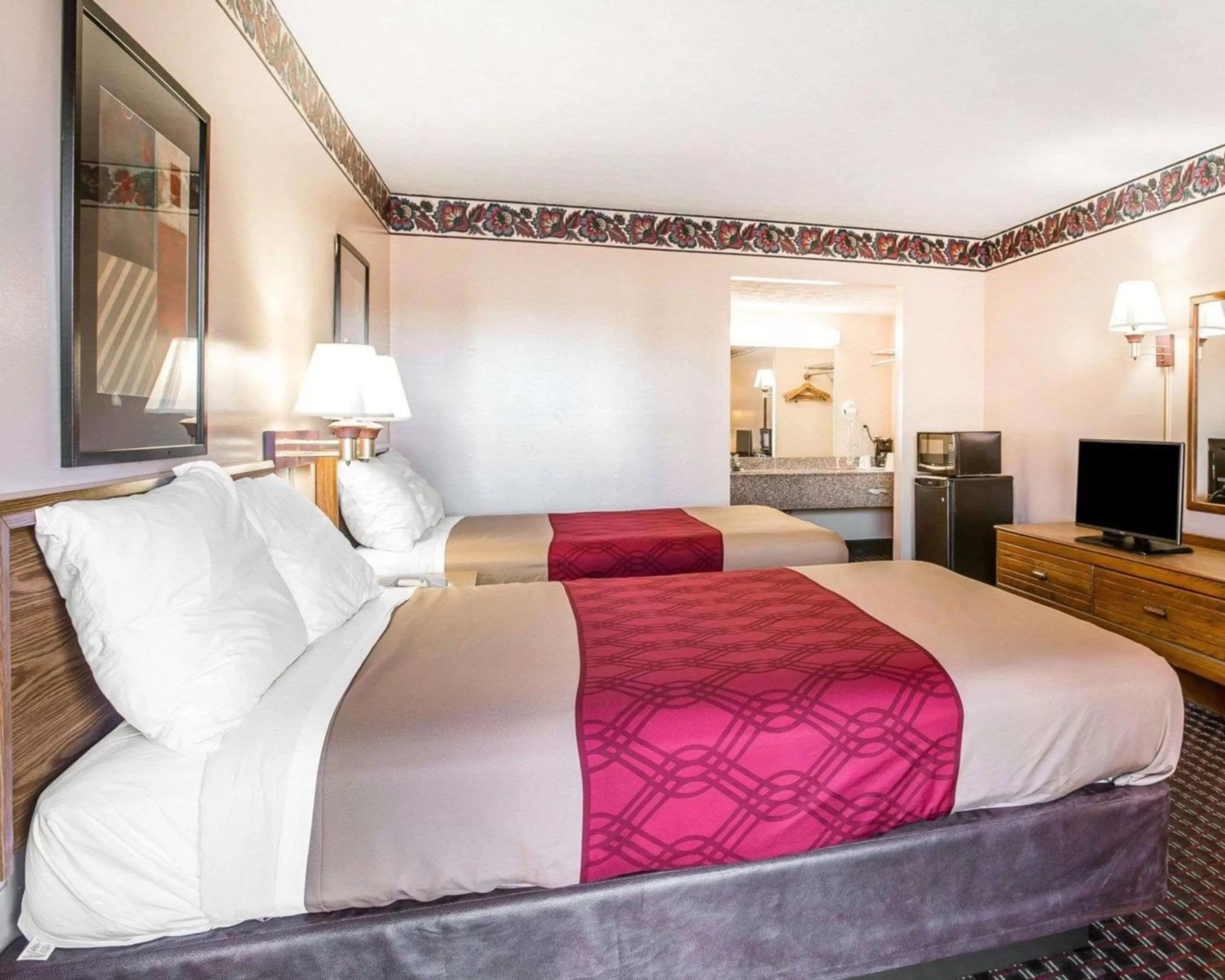 Photo of the whole room, Bed in Econo Lodge McDonough South