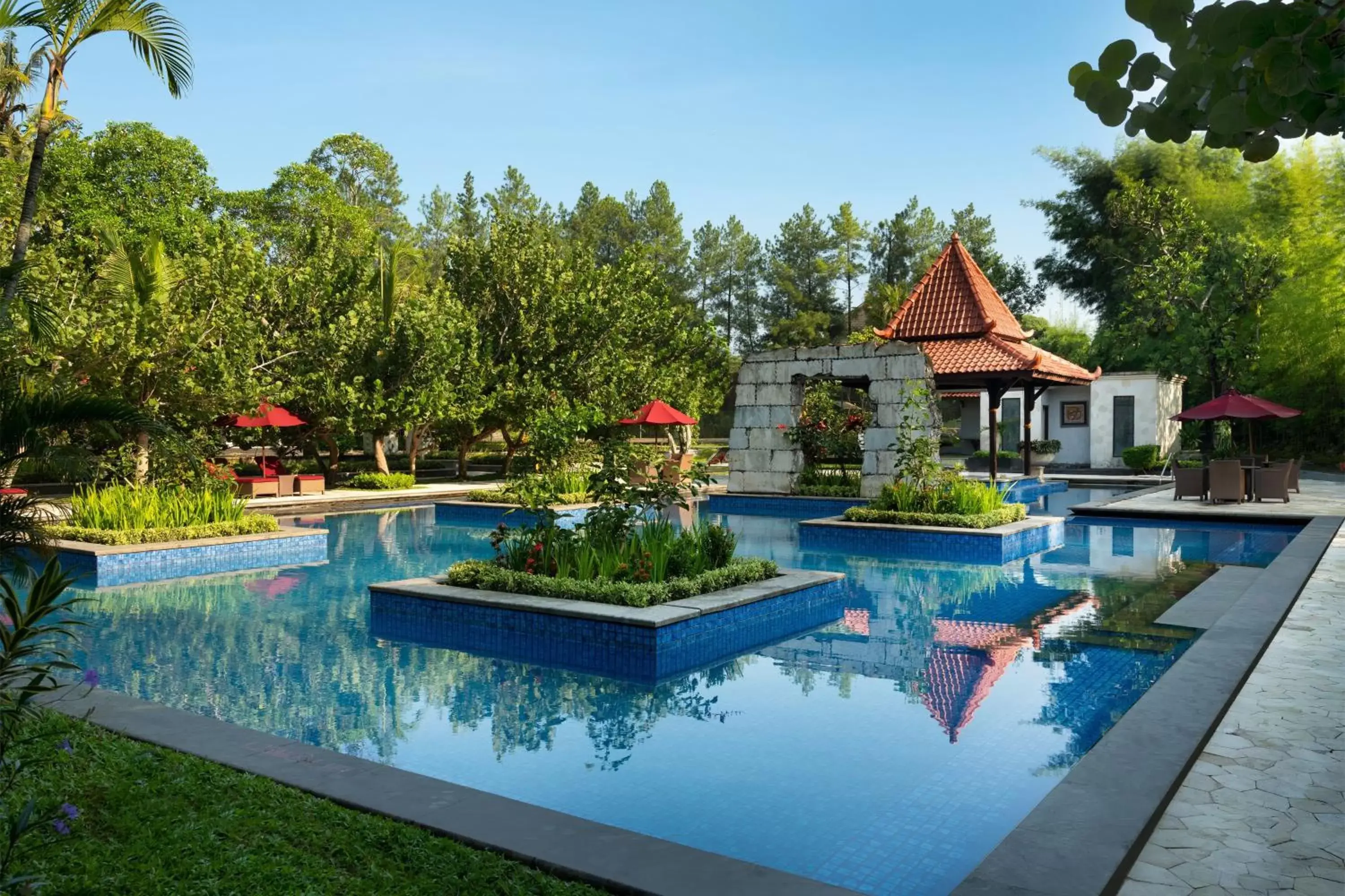 Swimming Pool in Sheraton Mustika Yogyakarta Resort and Spa