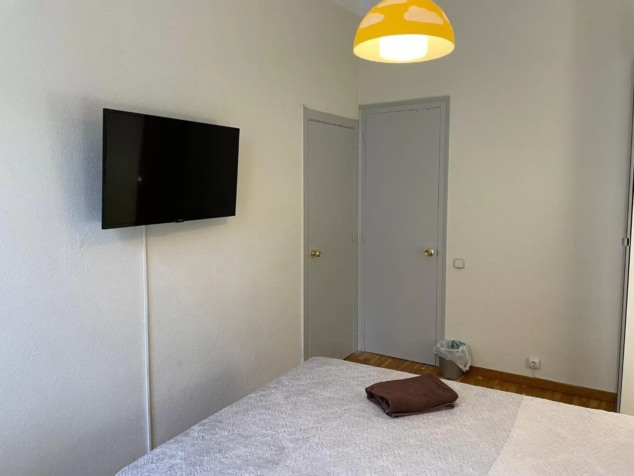 TV/Entertainment Center in Rooms Aribau