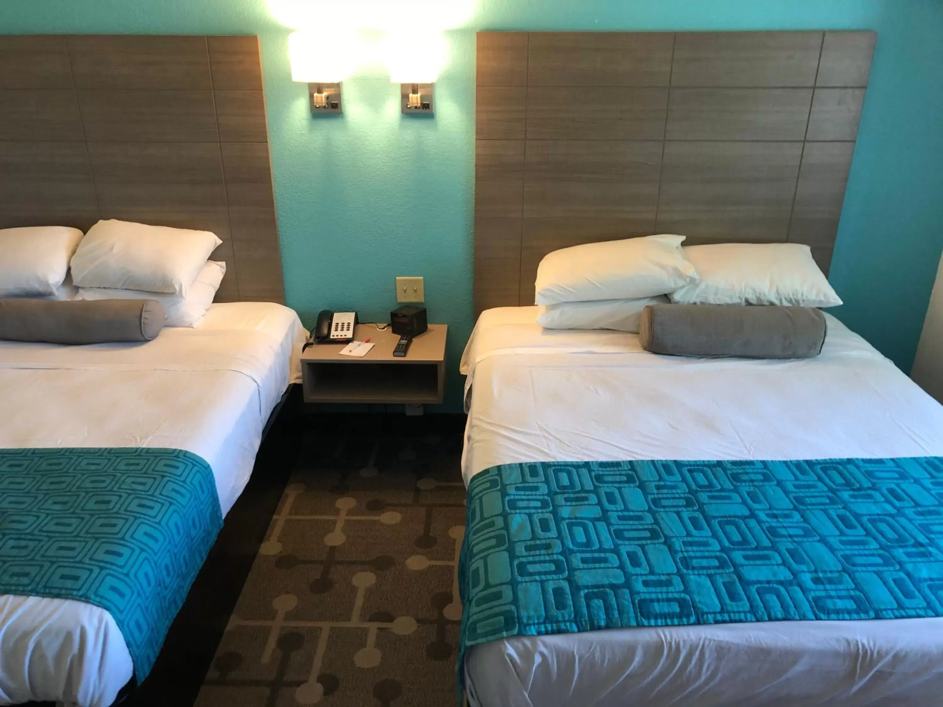 Bed in Howard Johnson by Wyndham Elk Grove Village - Chicago O'Hare