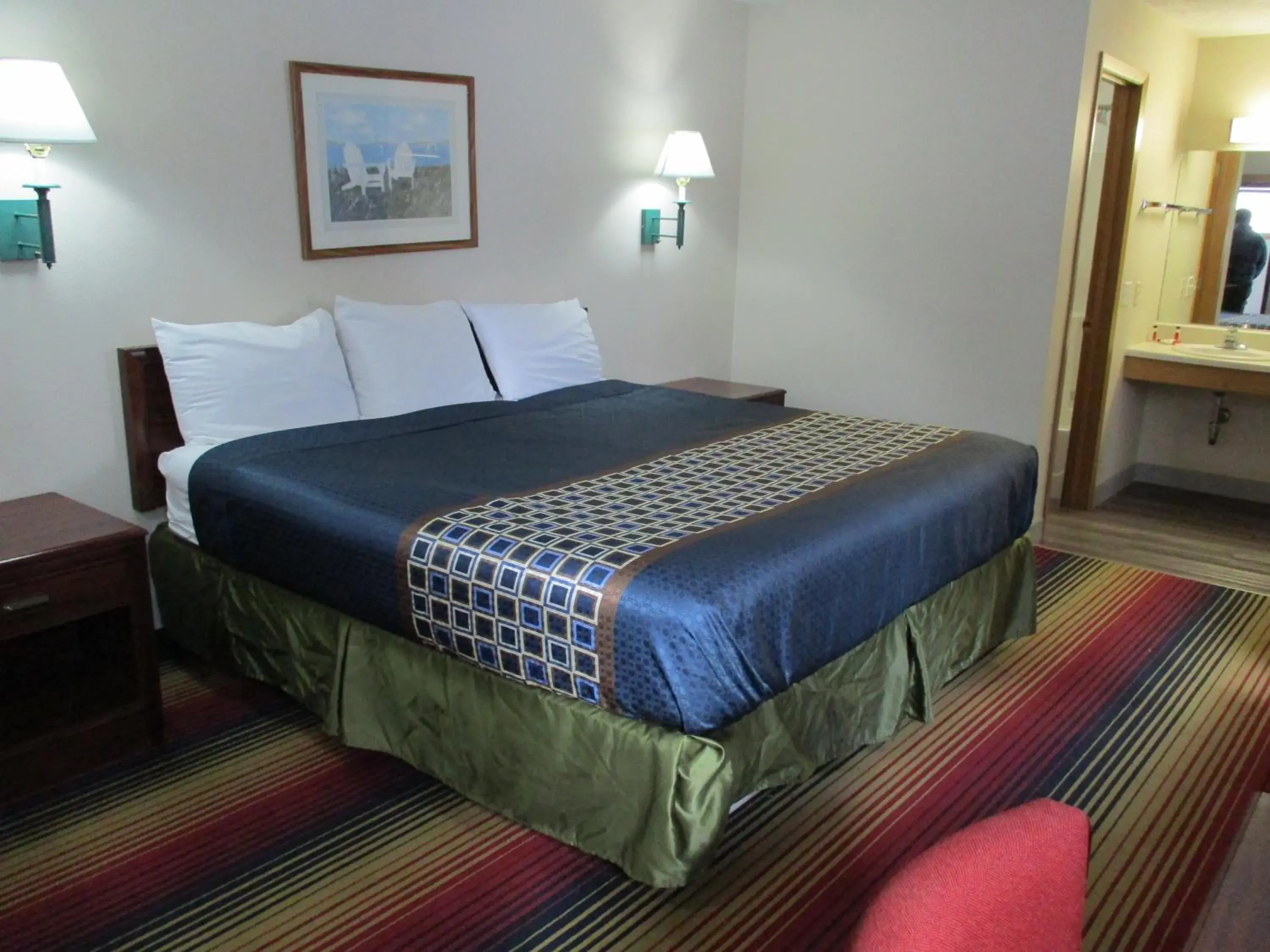 Photo of the whole room, Bed in Travelodge by Wyndham Spirit Lake/Okoboji