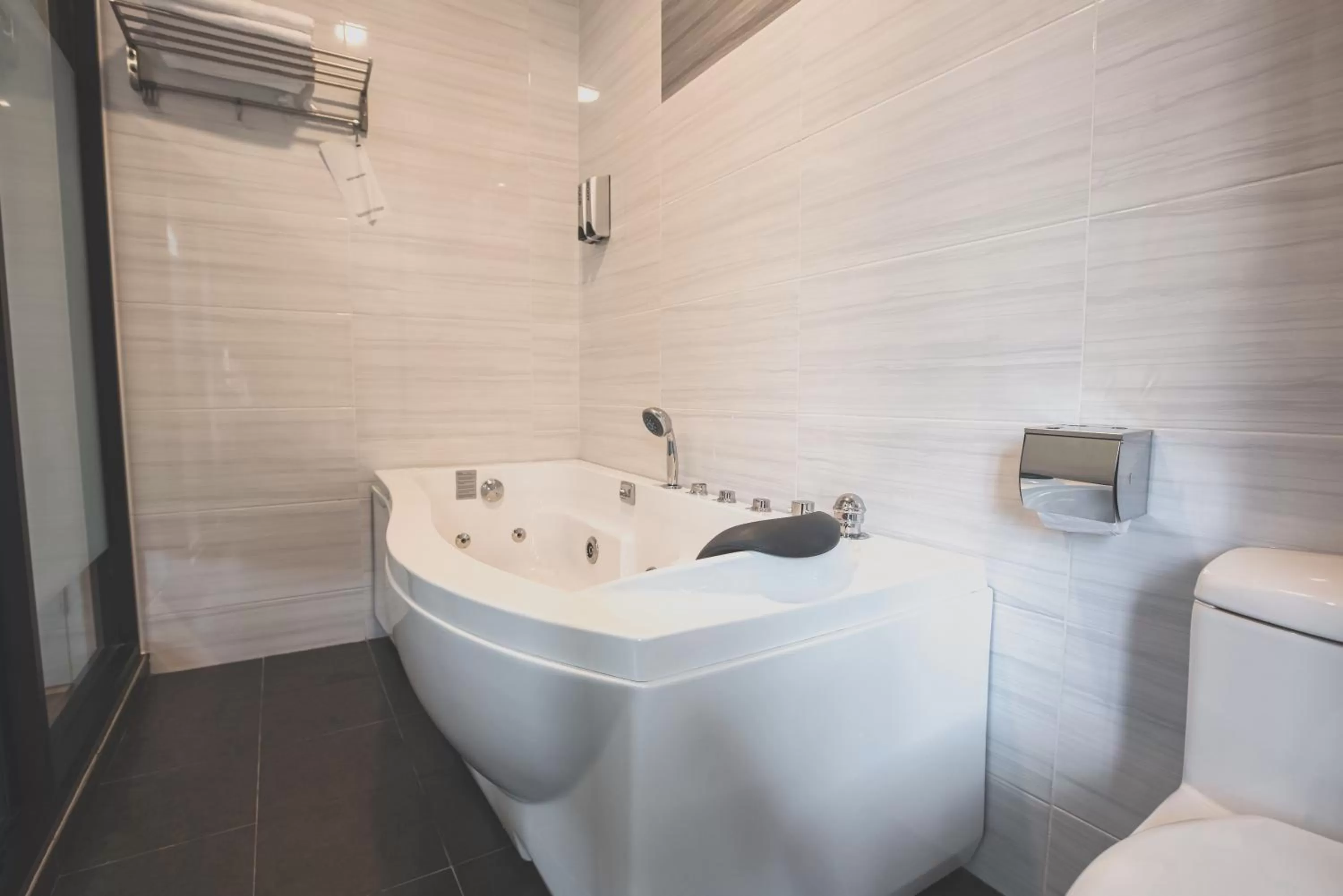 Bathroom in V3 Hotel & Residence Seri Alam
