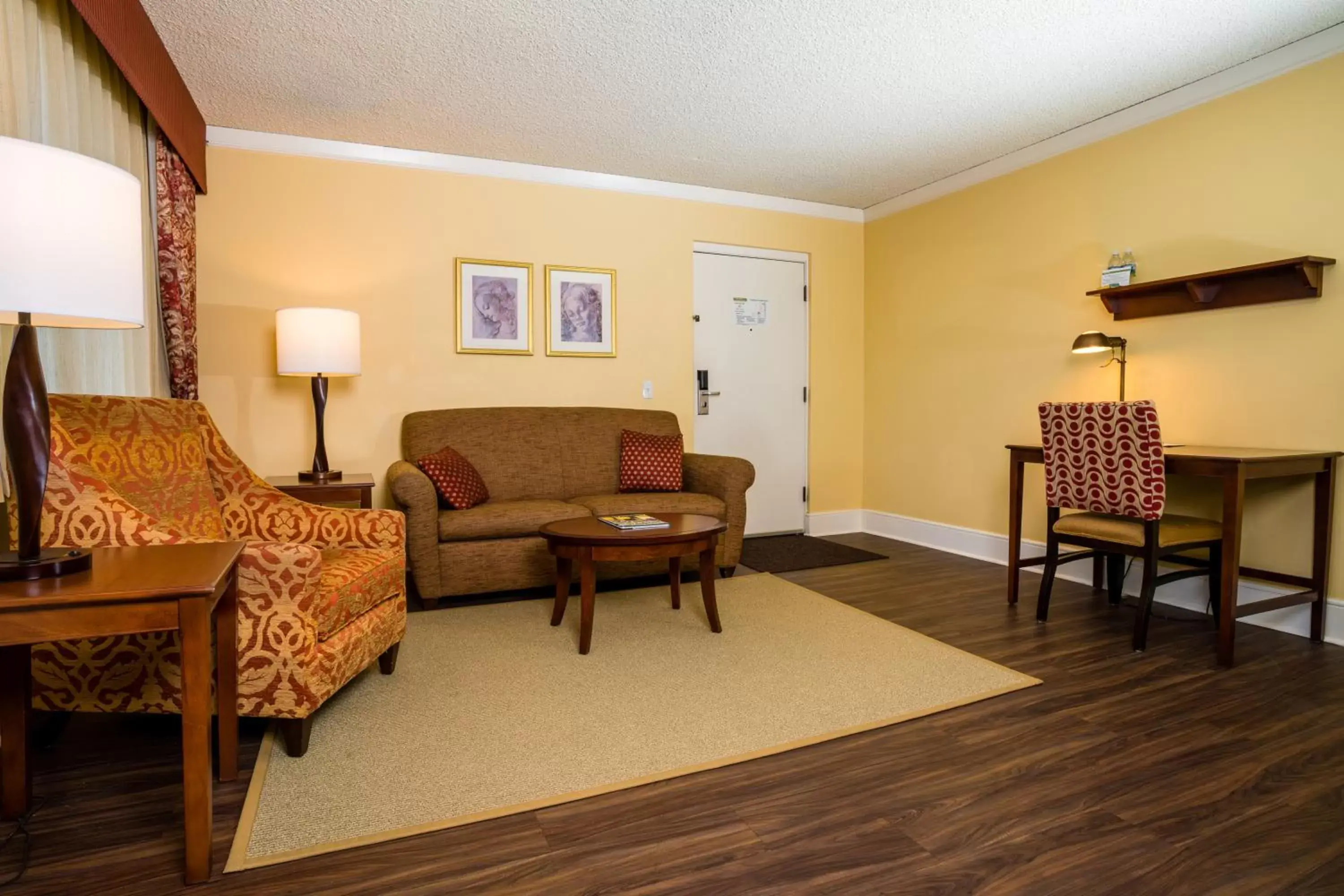 Living room, Seating Area in Park Lane Suites & Inn