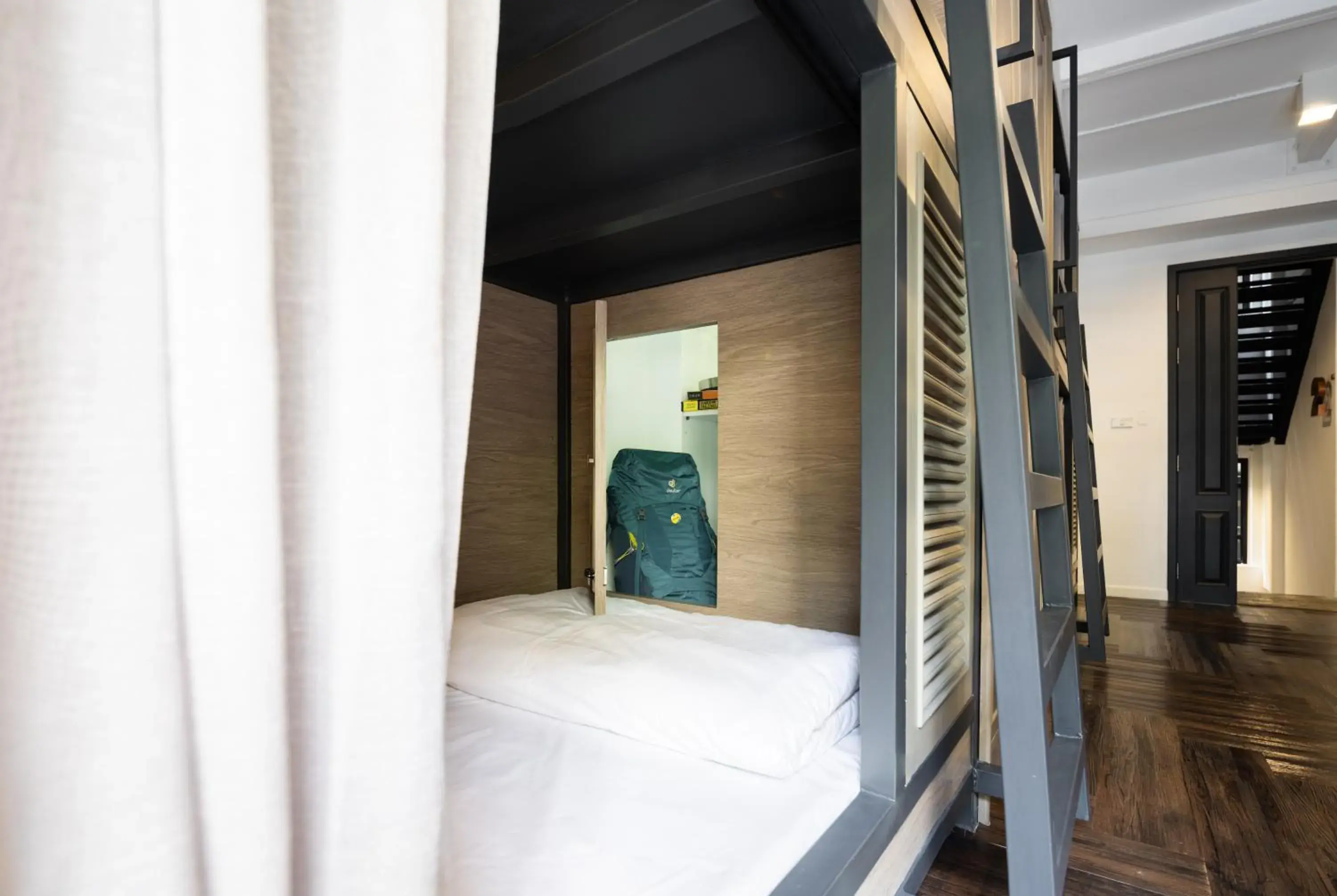 Bed in Warm Window Silom