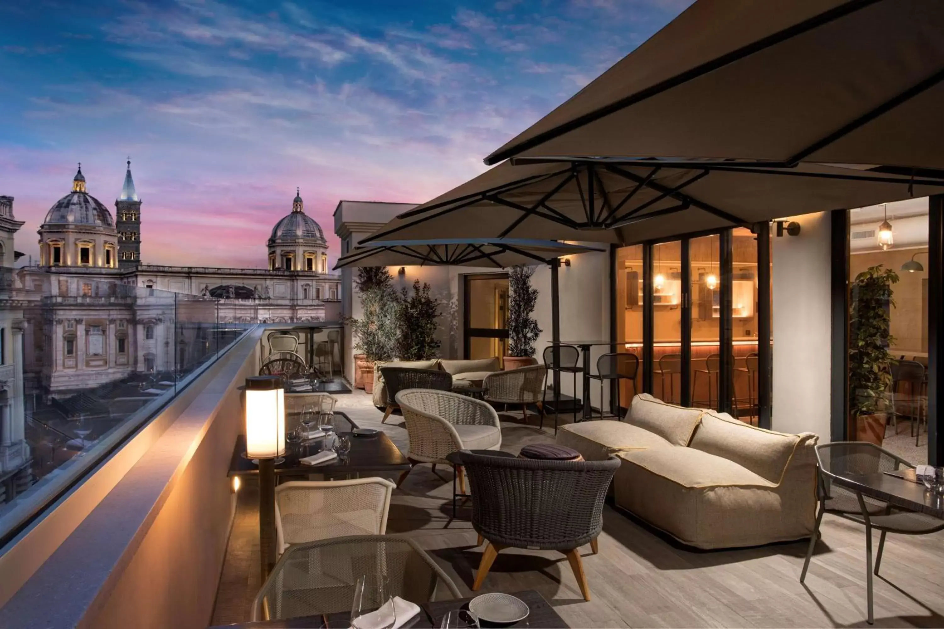 Lounge or bar in DoubleTree By Hilton Rome Monti