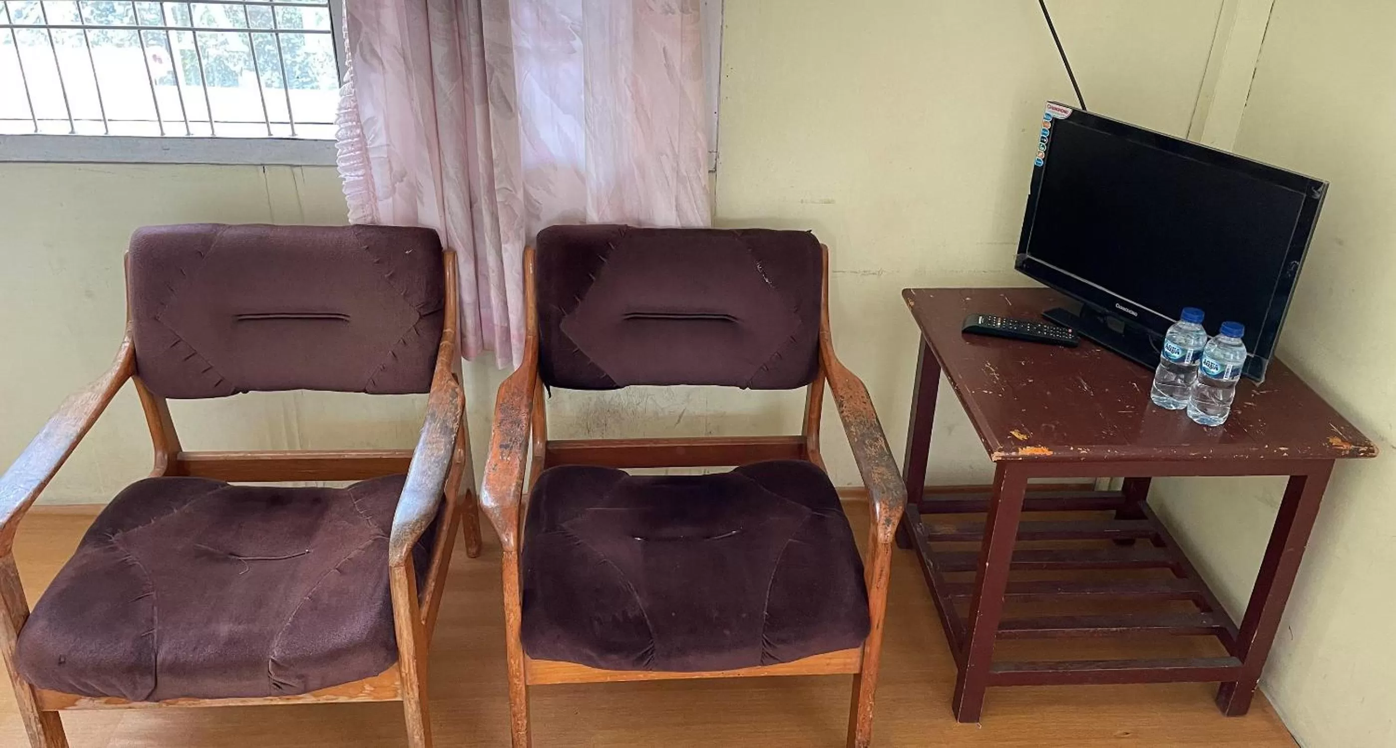 TV/Entertainment Center in Valencia Homestay Redpartner