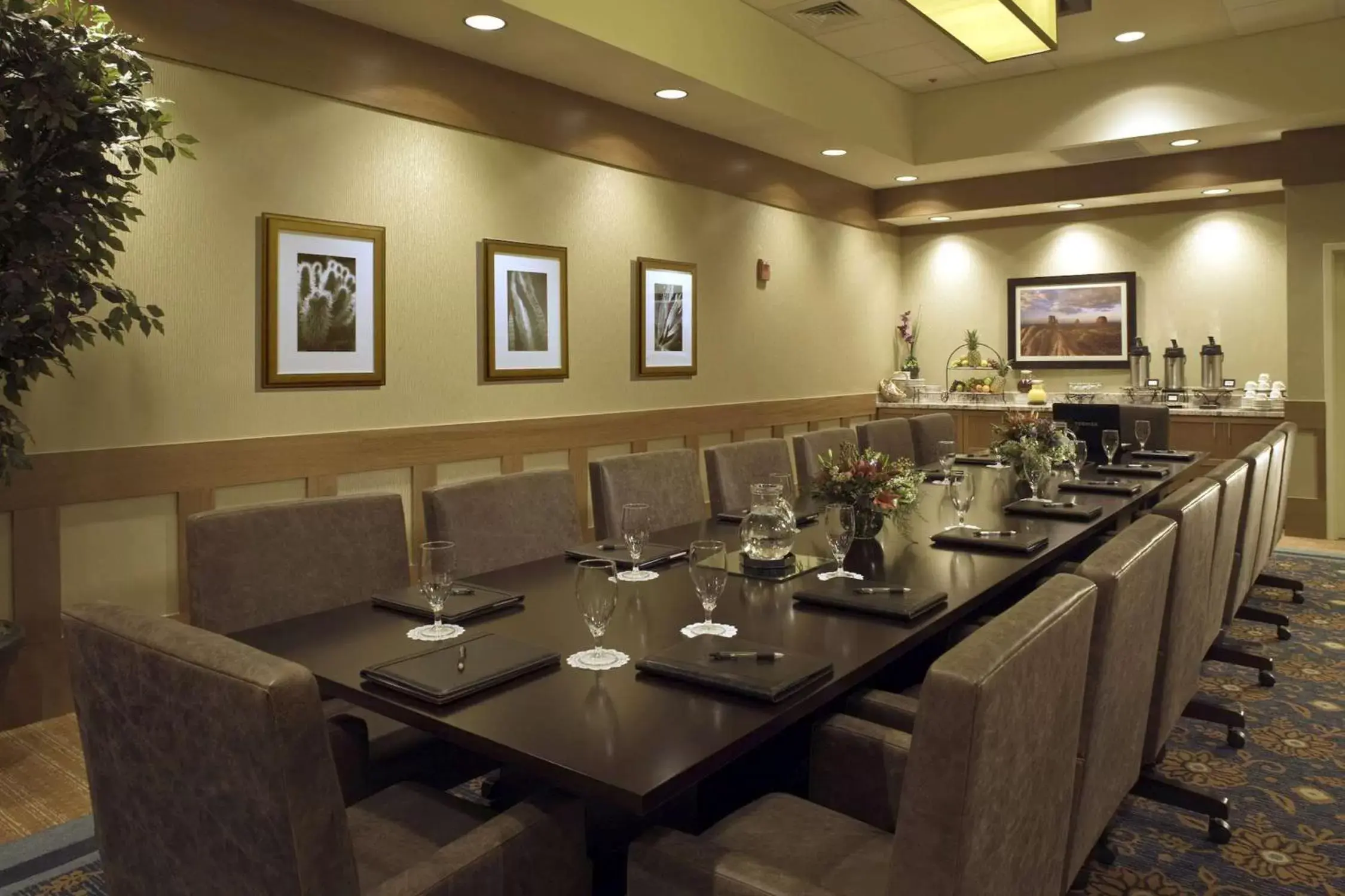 Meeting/conference room, Restaurant/Places to Eat in DoubleTree by Hilton Phoenix- Tempe