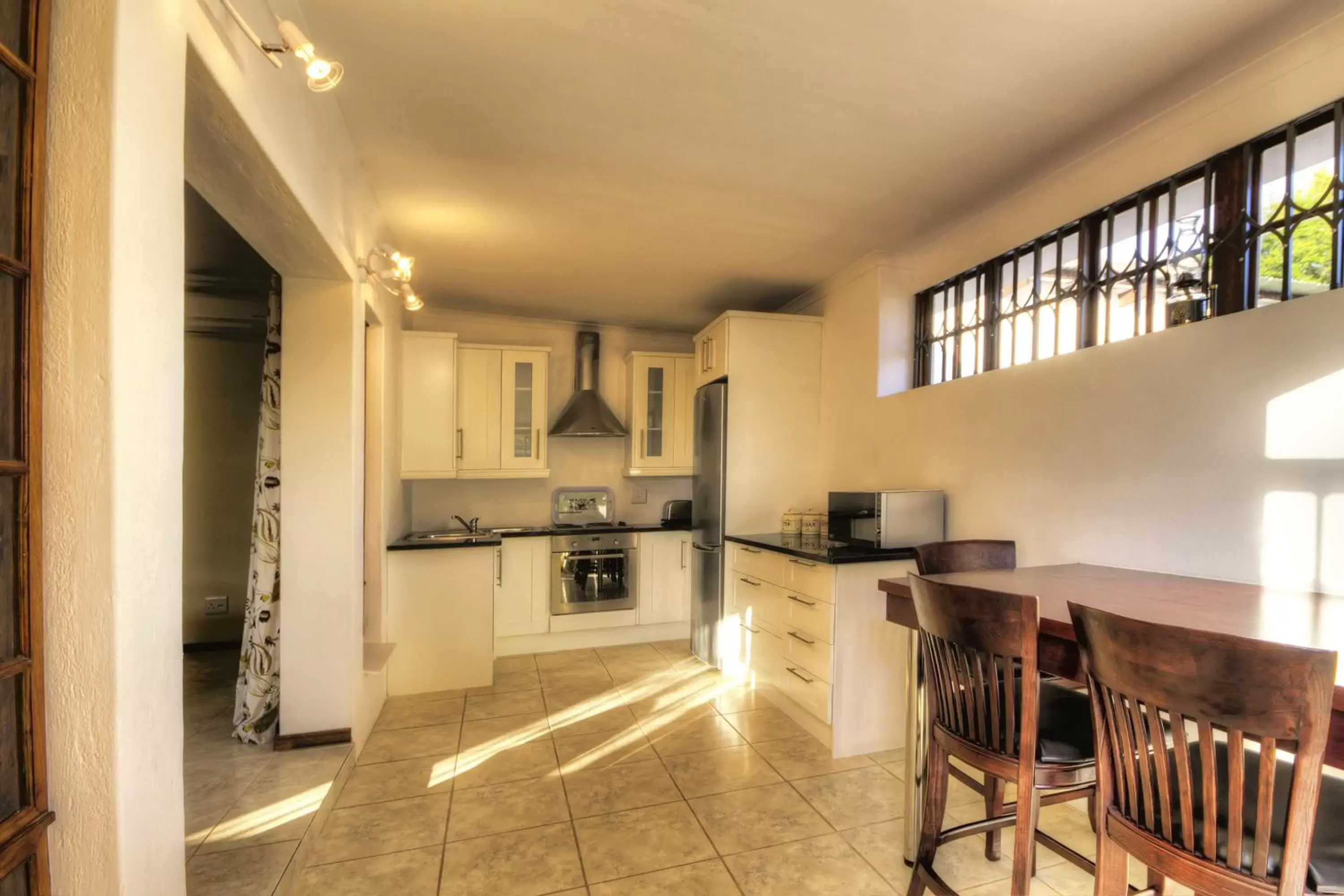 Day, Kitchen/Kitchenette in Nut Grove Manor Boutique Hotel