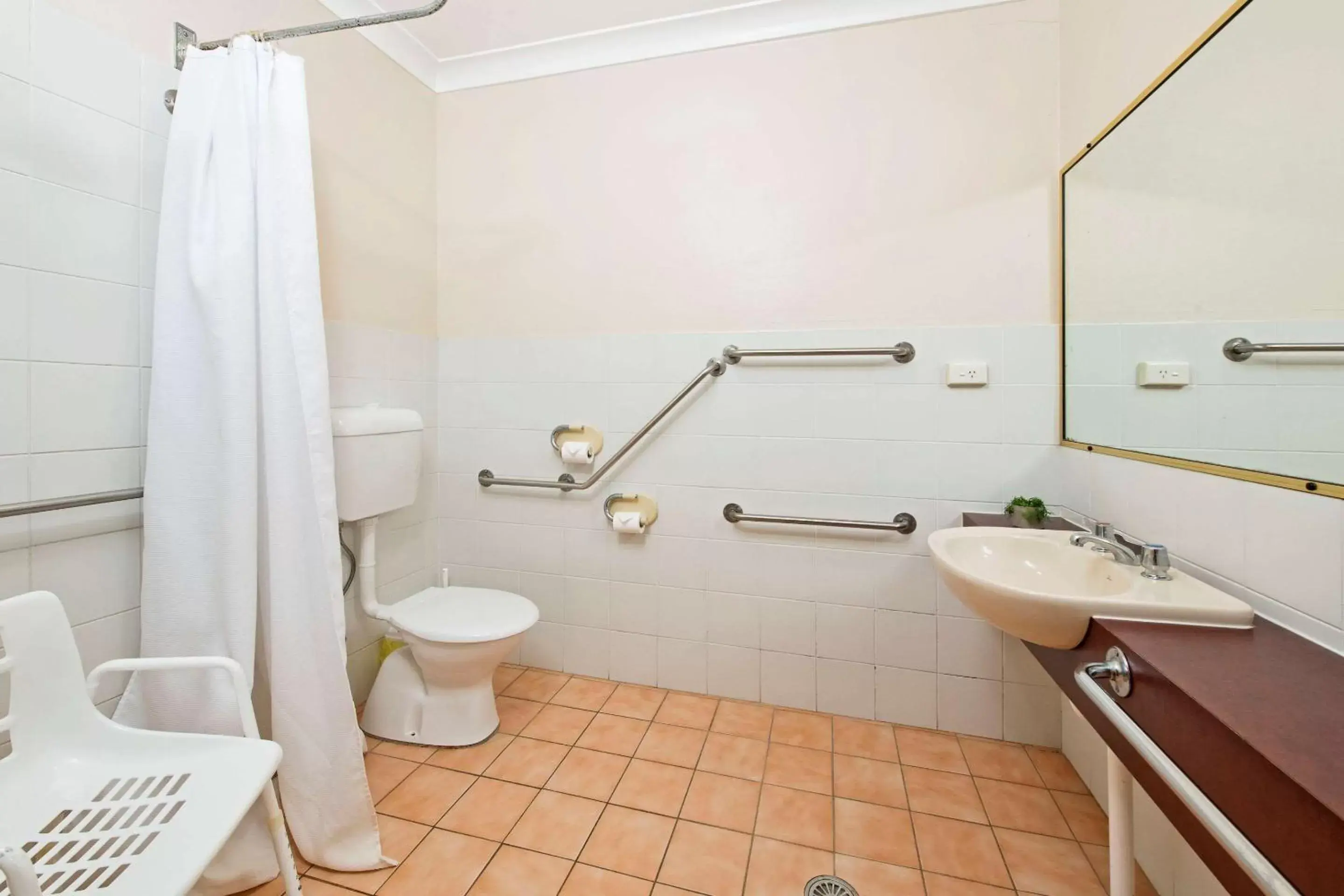 Bathroom in Econo Lodge Savannah Park Tamworth