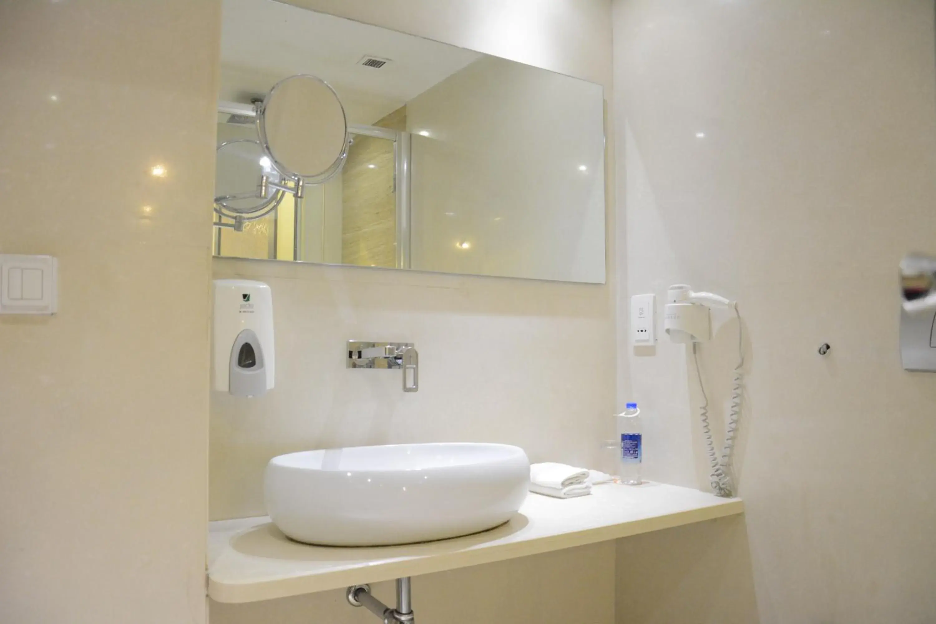 Bathroom in Hotel GODWIN DELUXE - New Delhi Railway Station - Paharganj