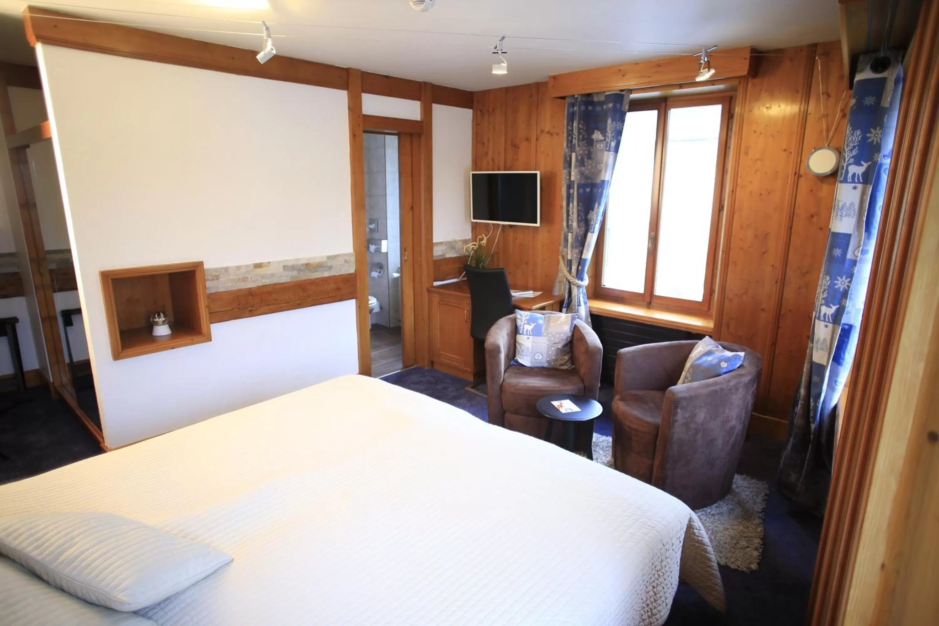 Bed in HOTEL de la Truite & SPA Le petit Nautilus