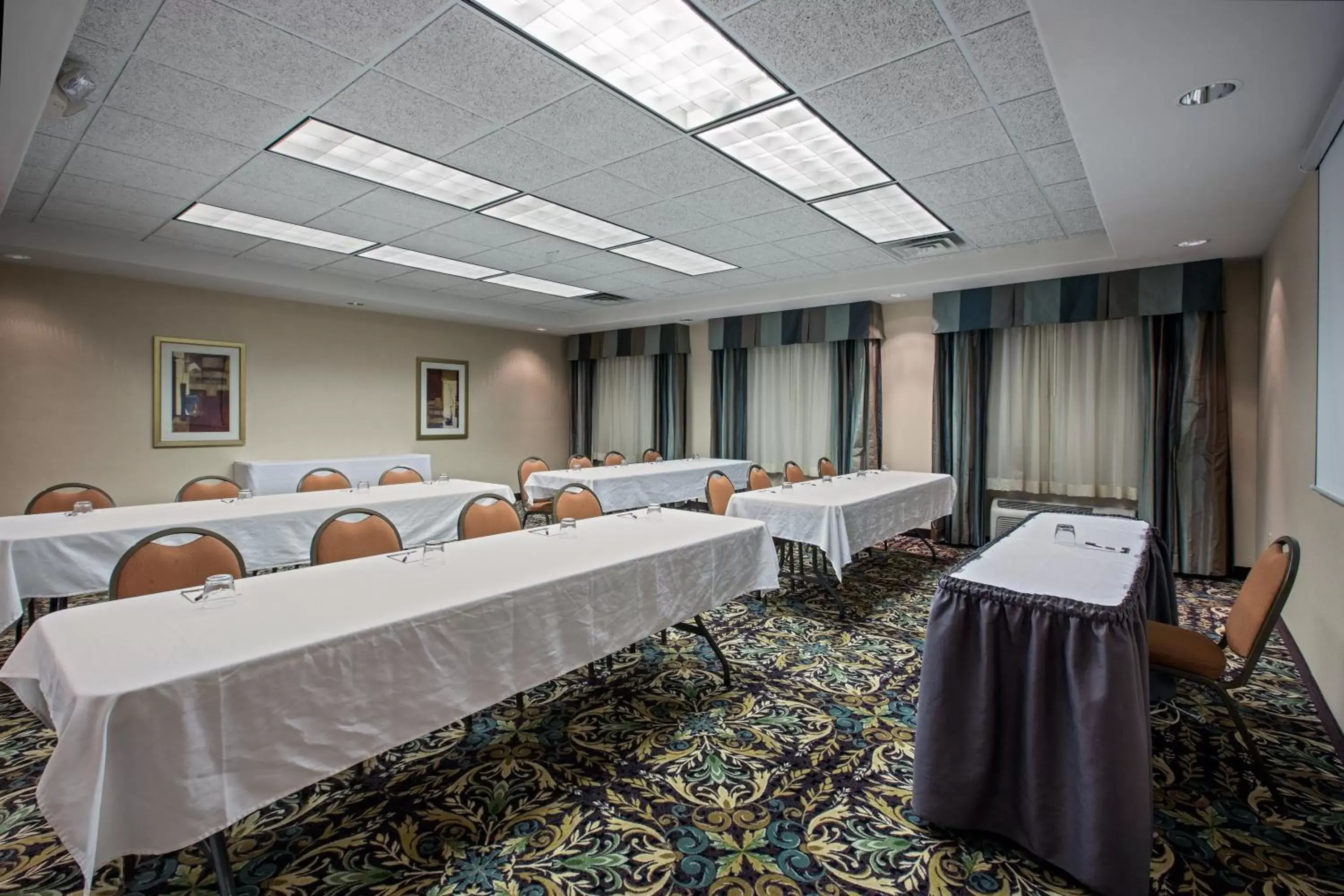 Meeting/conference room, Business Area/Conference Room in Staybridge Suites Rockford, an IHG Hotel