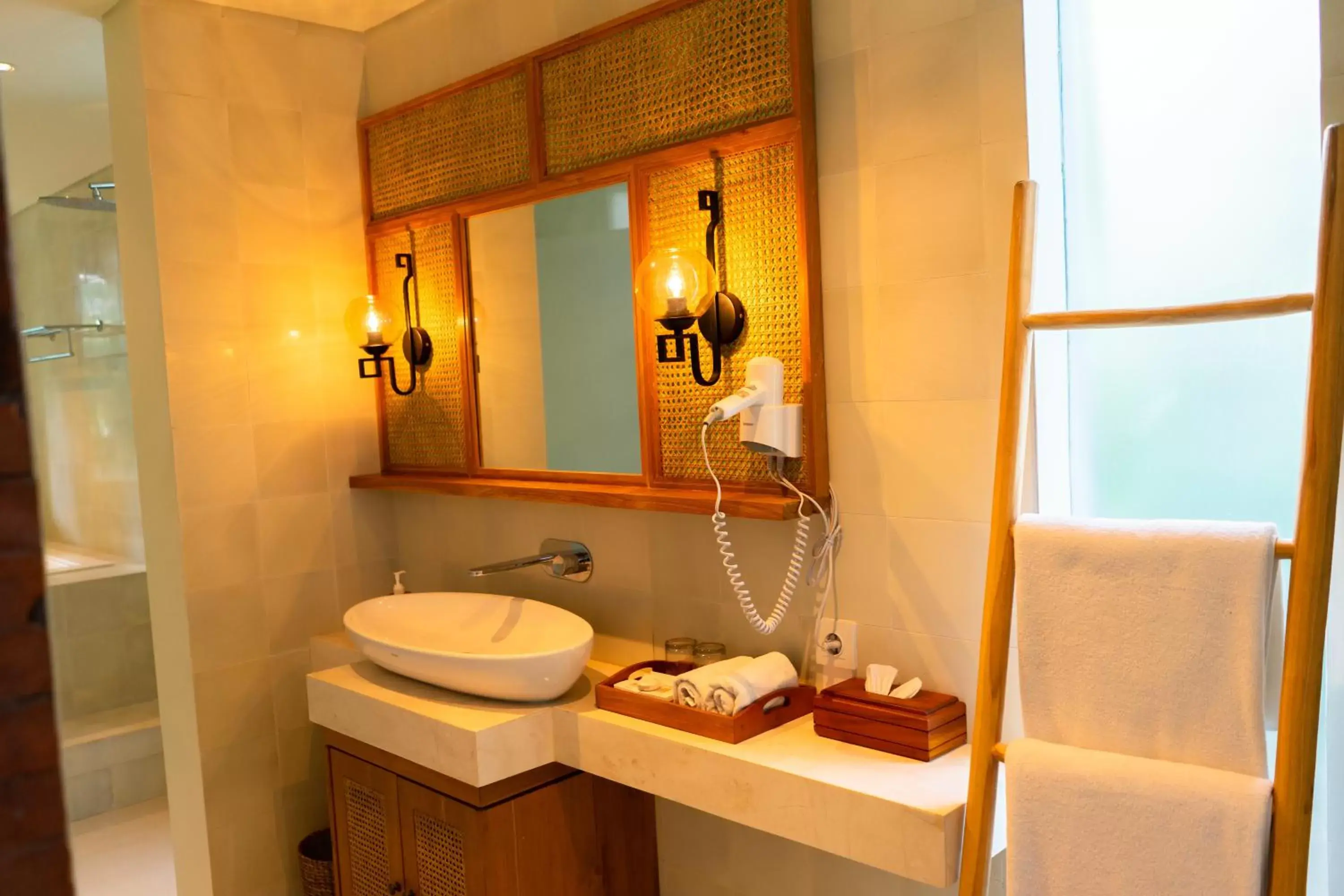 Bathroom in Fourteen Roses Boutique Hotel, Kuta