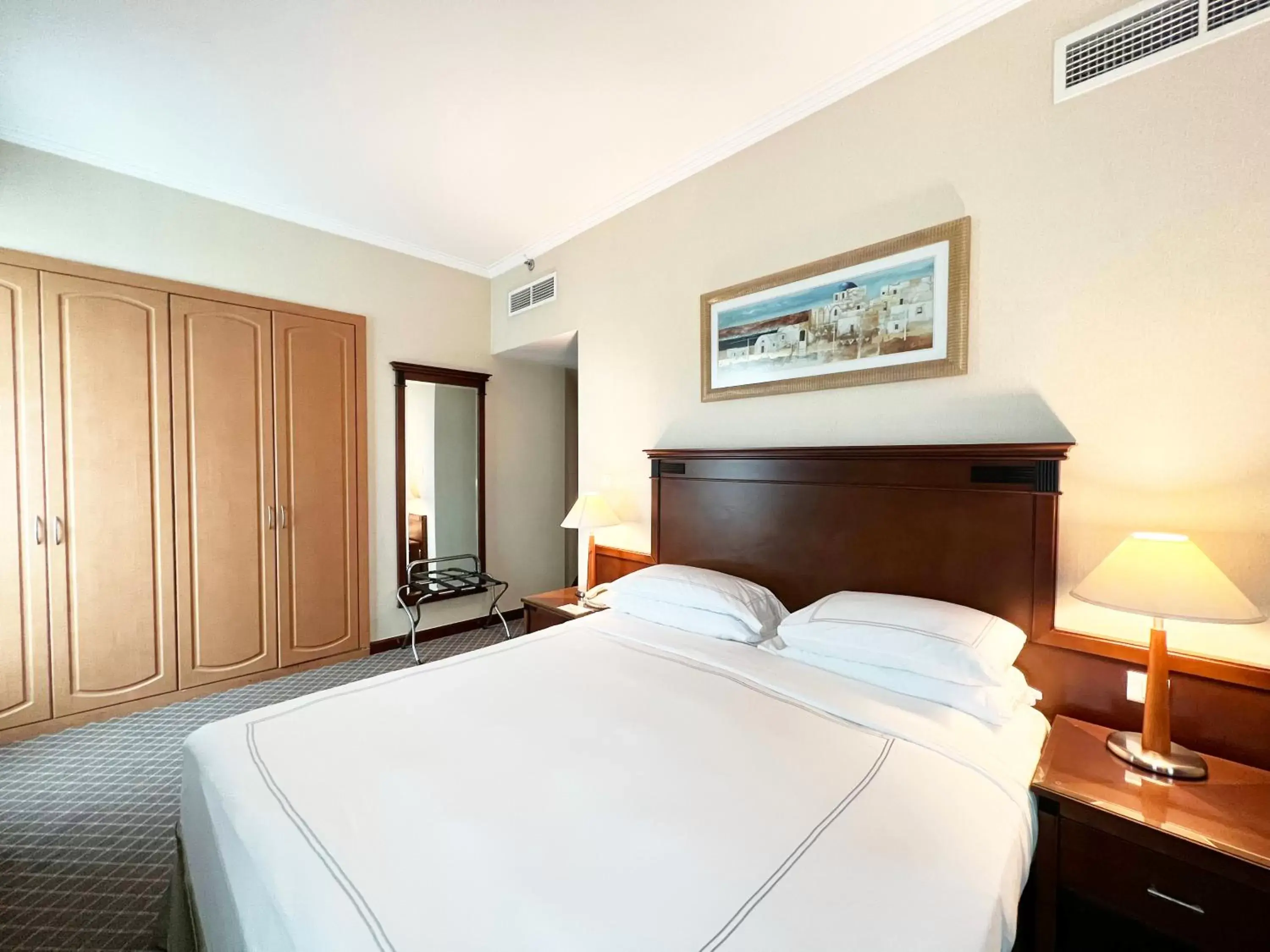 Bedroom, Bed in Swissôtel Al Murooj Dubai