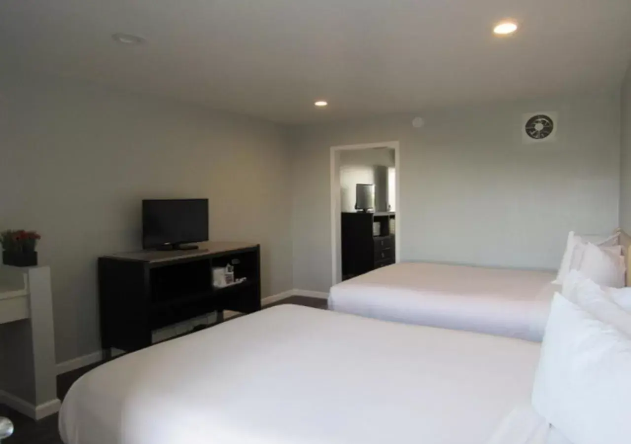 TV and multimedia, Bed in Capri Suites Anaheim