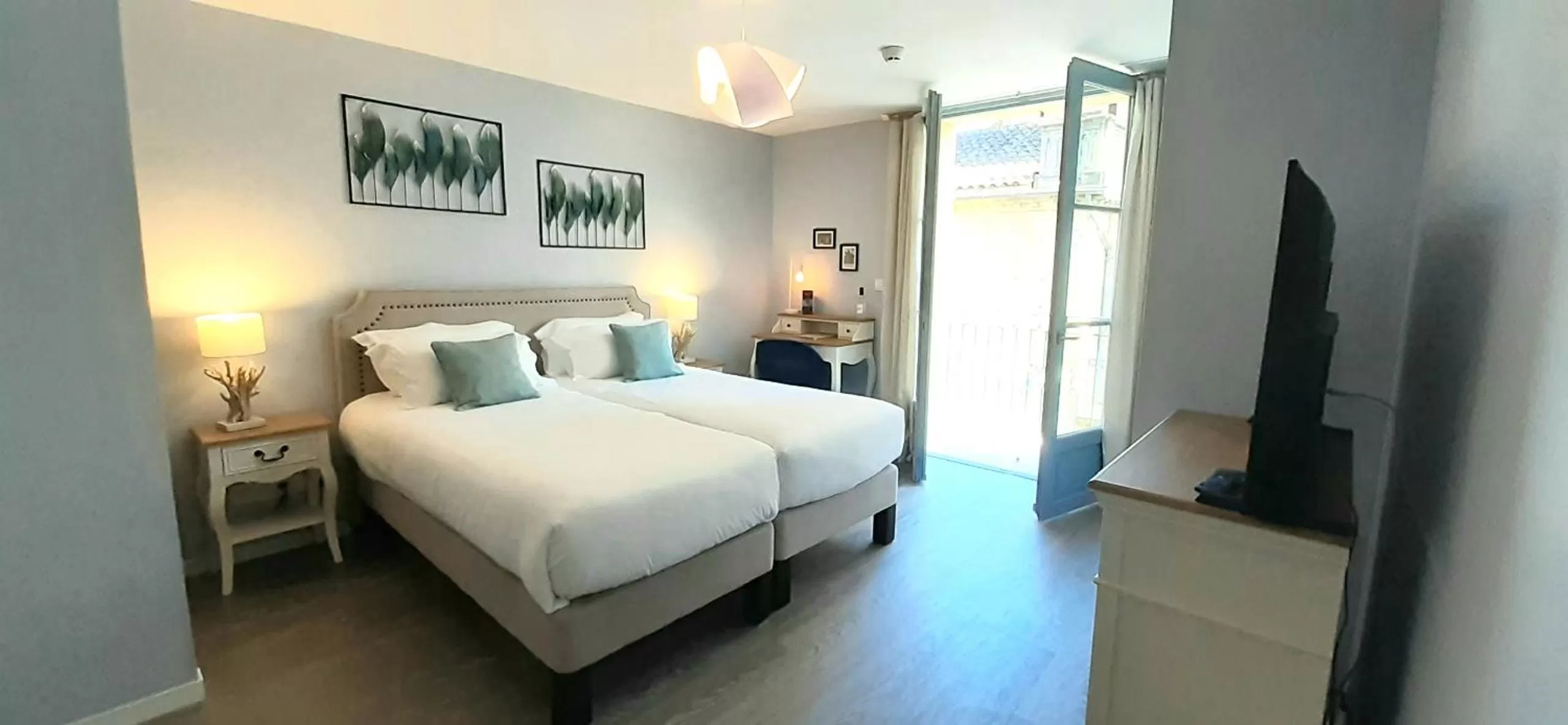 Bed in Hôtel-Restaurant des Augustins