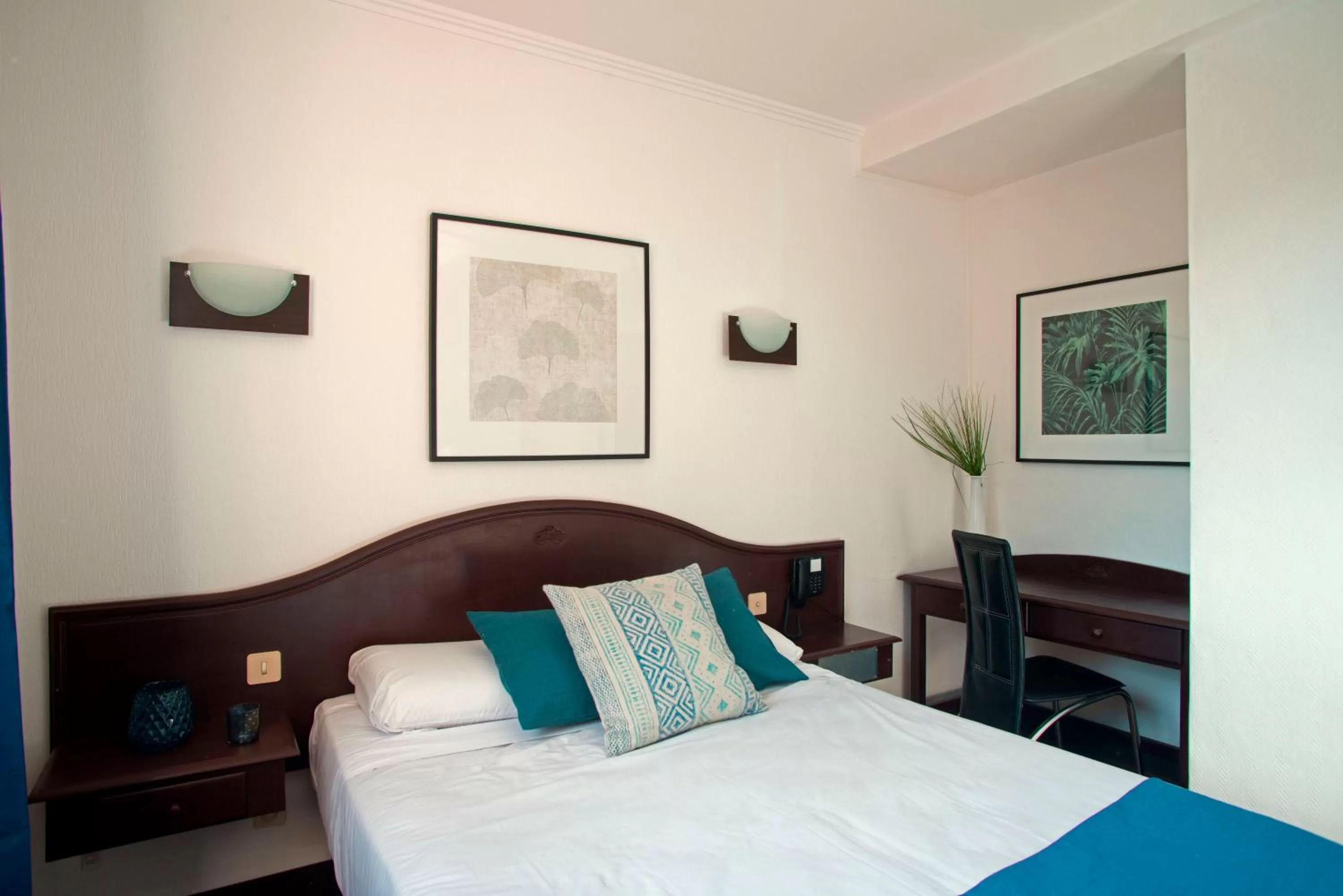 Bedroom, Bed in Le Neoulous