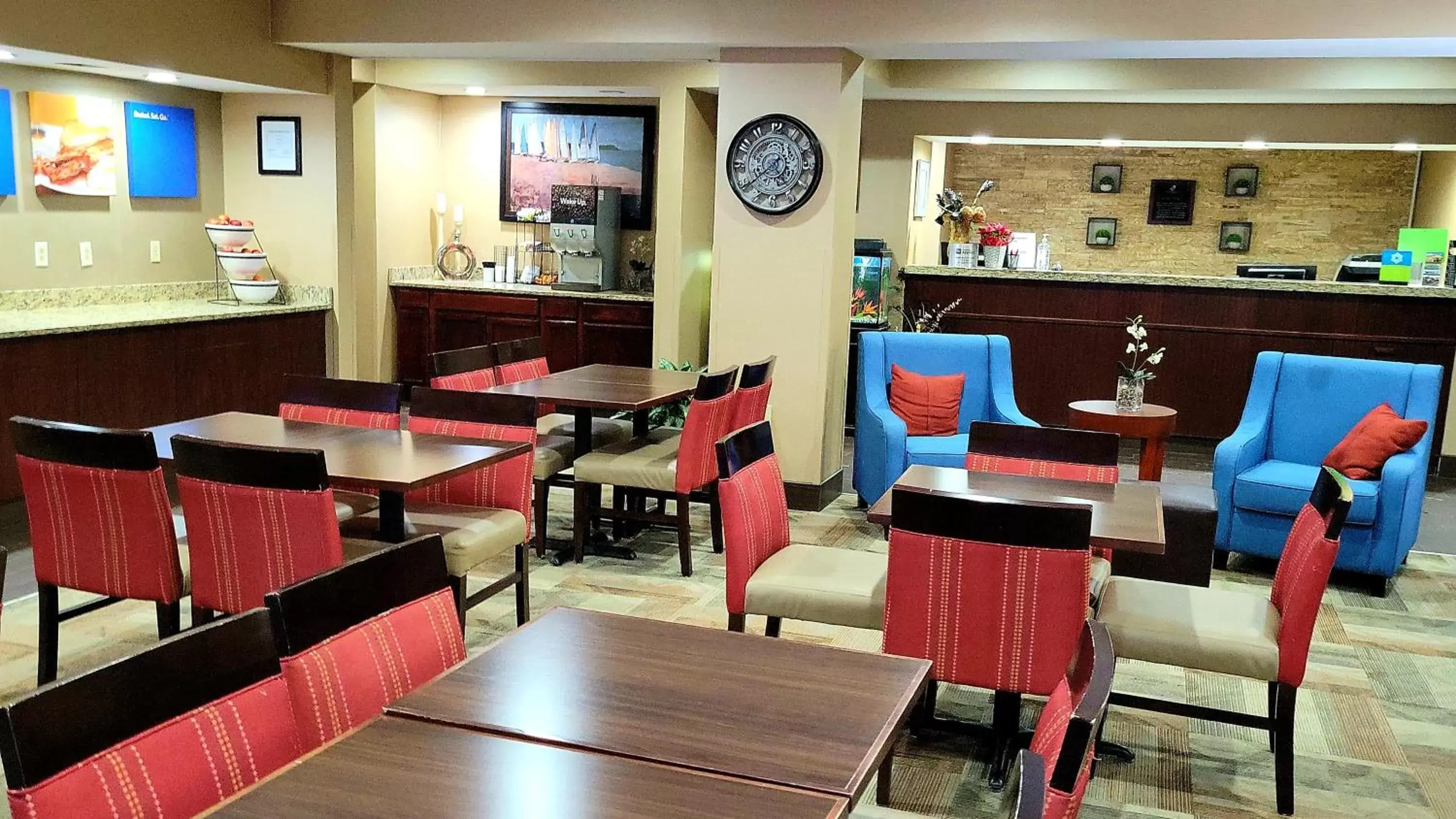 Seating area, Restaurant/Places to Eat in Comfort Inn, Erie - Near Presque Isle