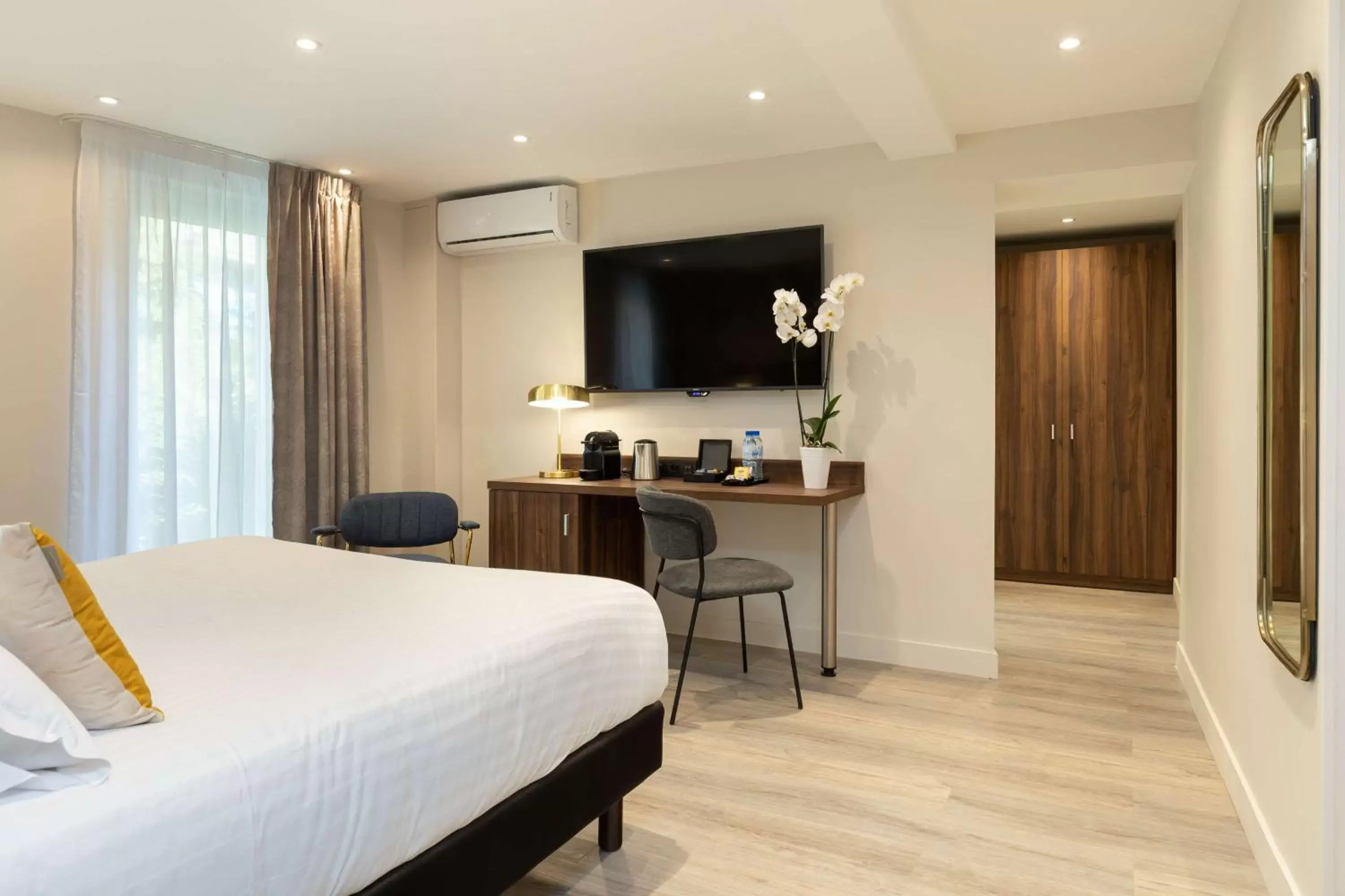 Photo of the whole room, Bed in Best Western Plus Hôtel Brice Garden Nice Photo of the whole room, Bed in Best Western Plus Hôtel Brice Garden Nice