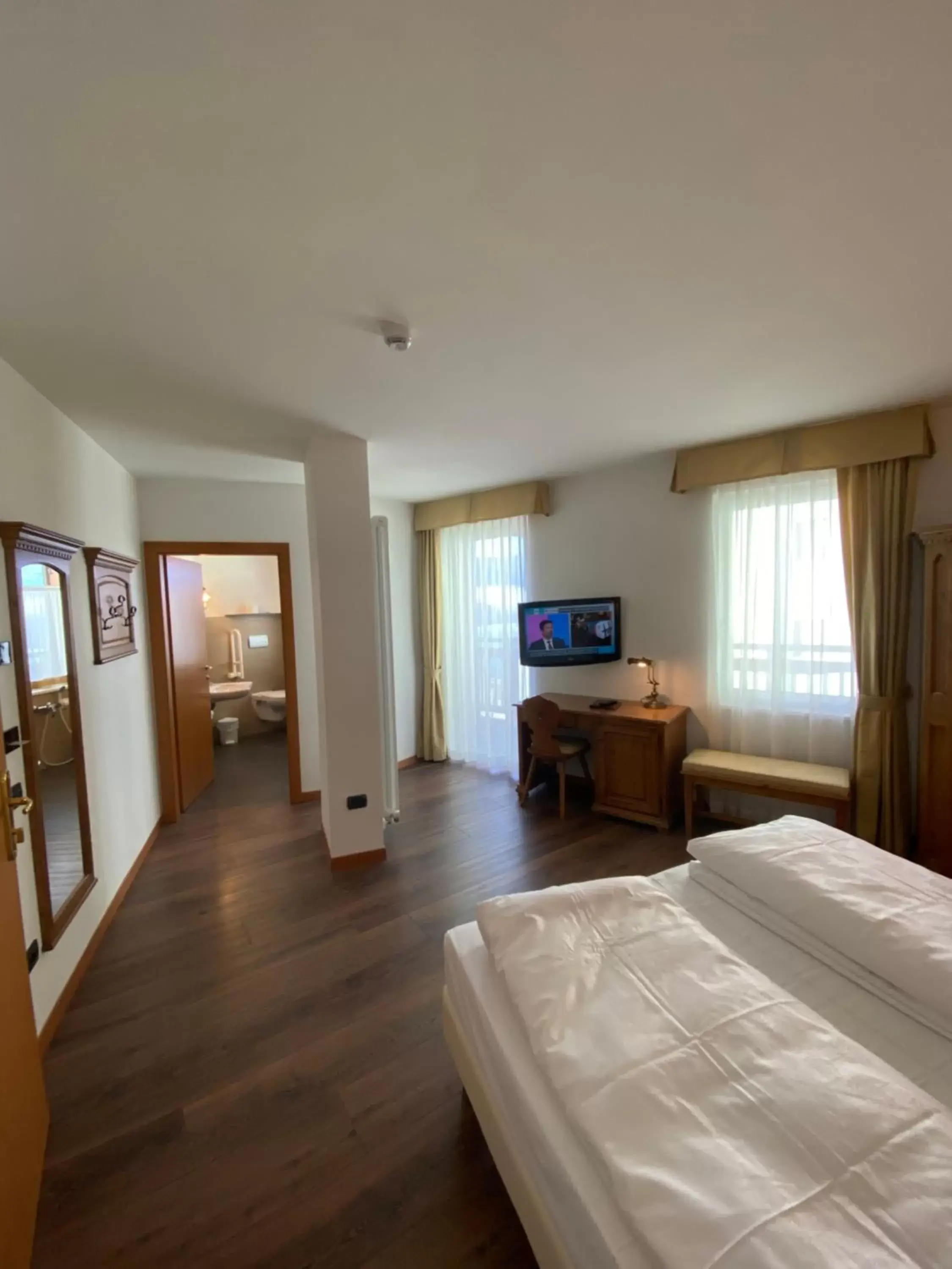 Bed, TV/Entertainment Center in Folgaria Post Hotel