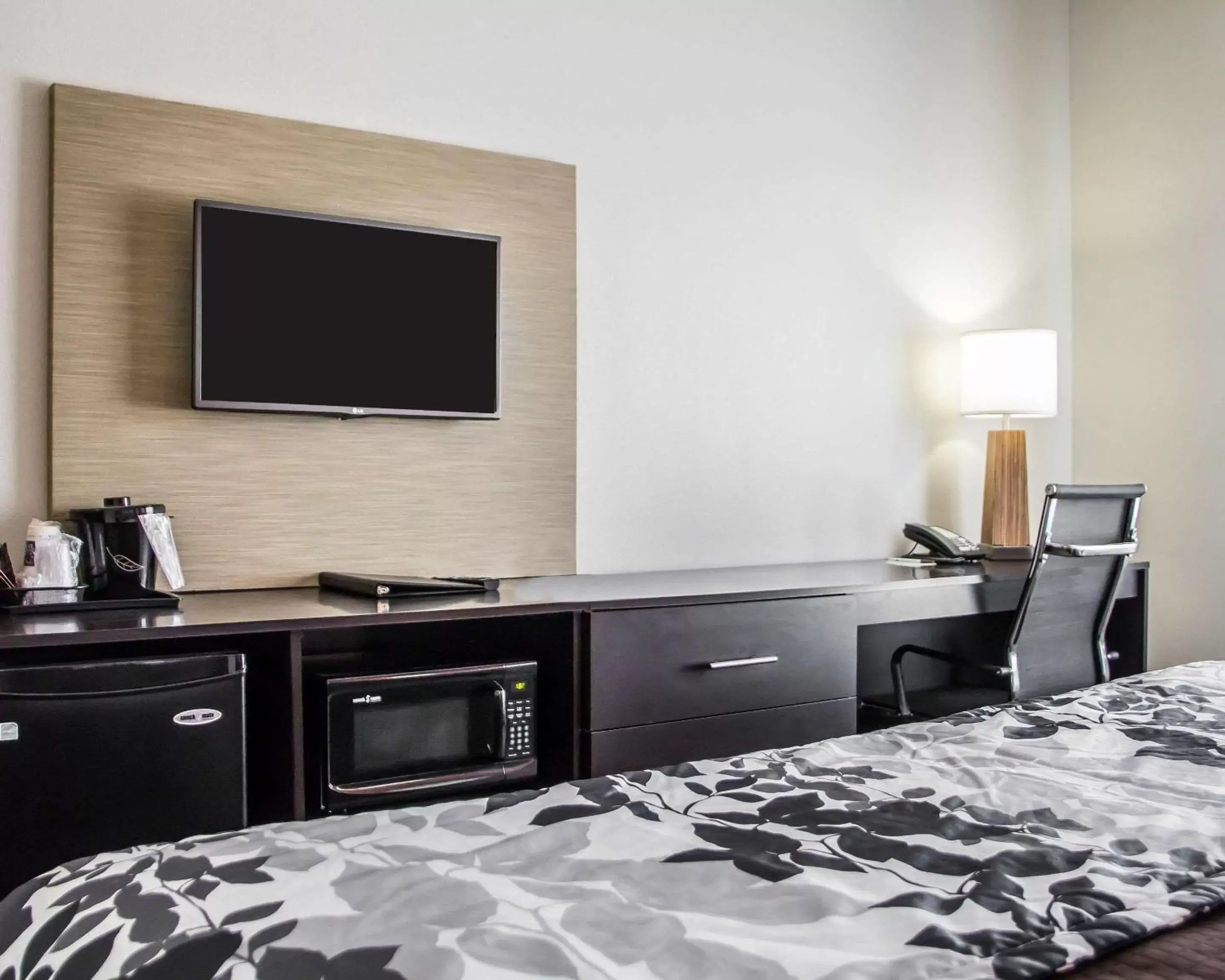 Photo of the whole room, TV/Entertainment Center in Sleep Inn & Suites Blackwell I-35