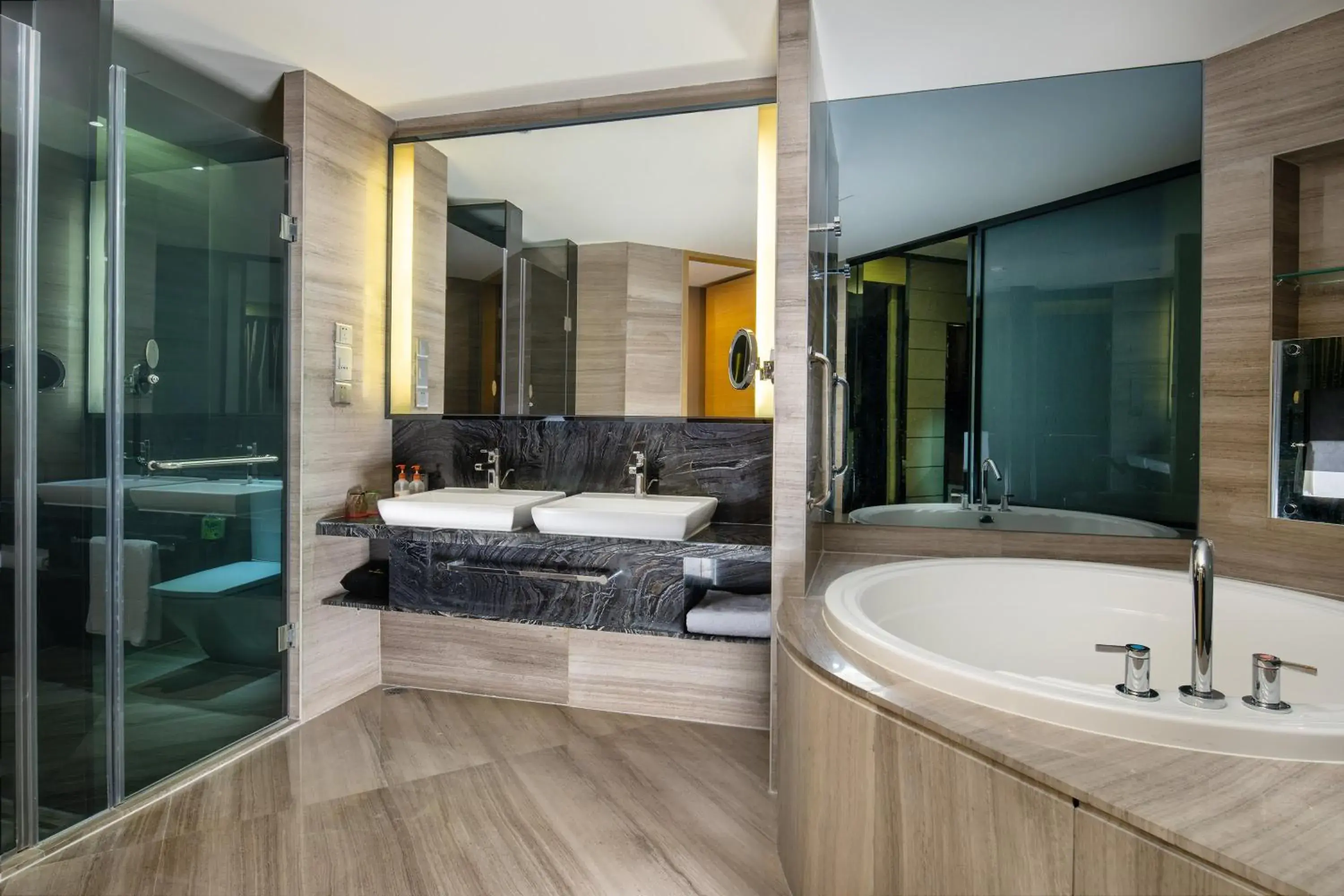 Photo of the whole room, Bathroom in Crowne Plaza Shenzhen Longgang City Centre, an IHG Hotel