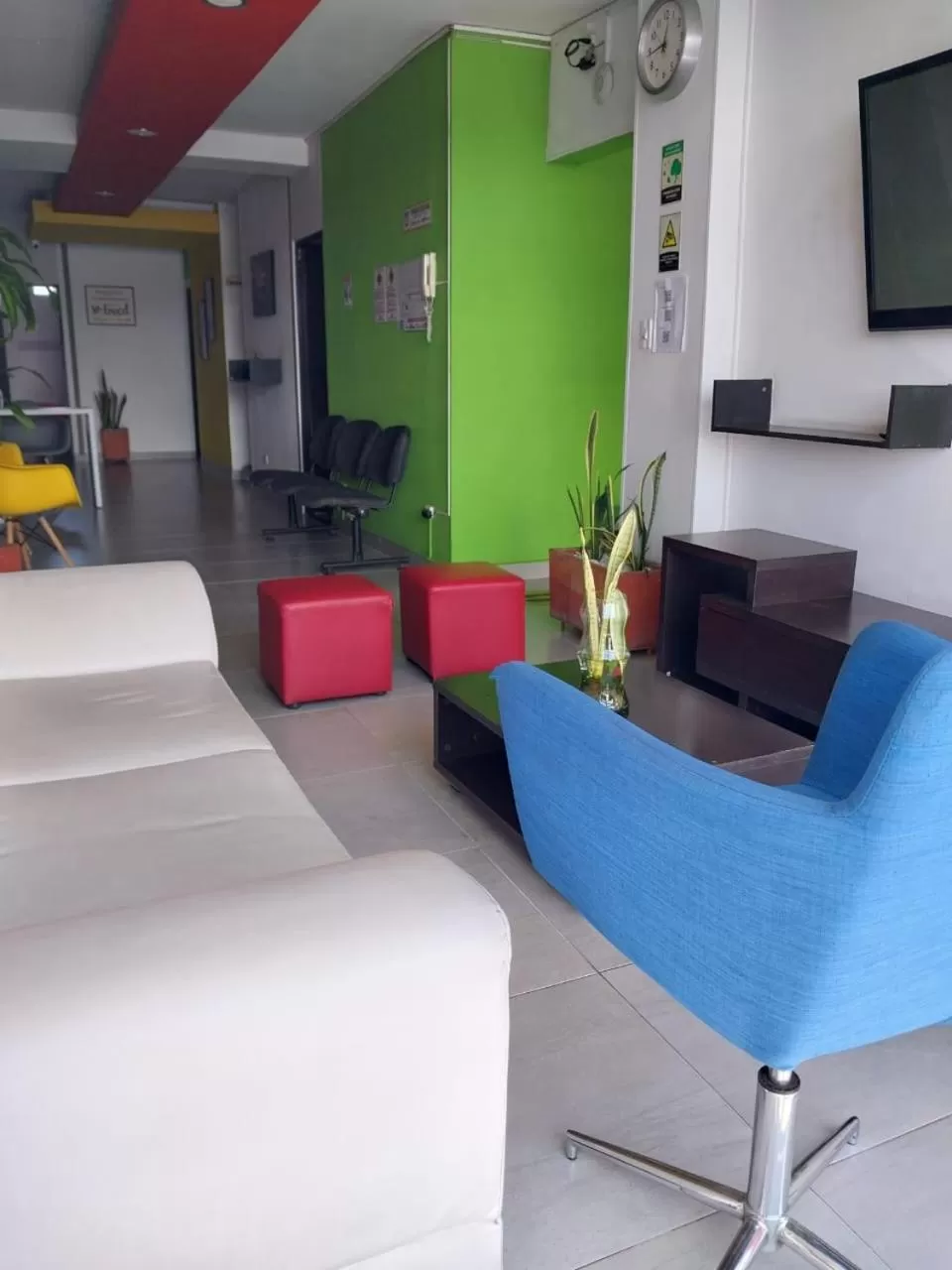 Communal lounge/ TV room, Seating Area in HOTEL COLOURS Cali