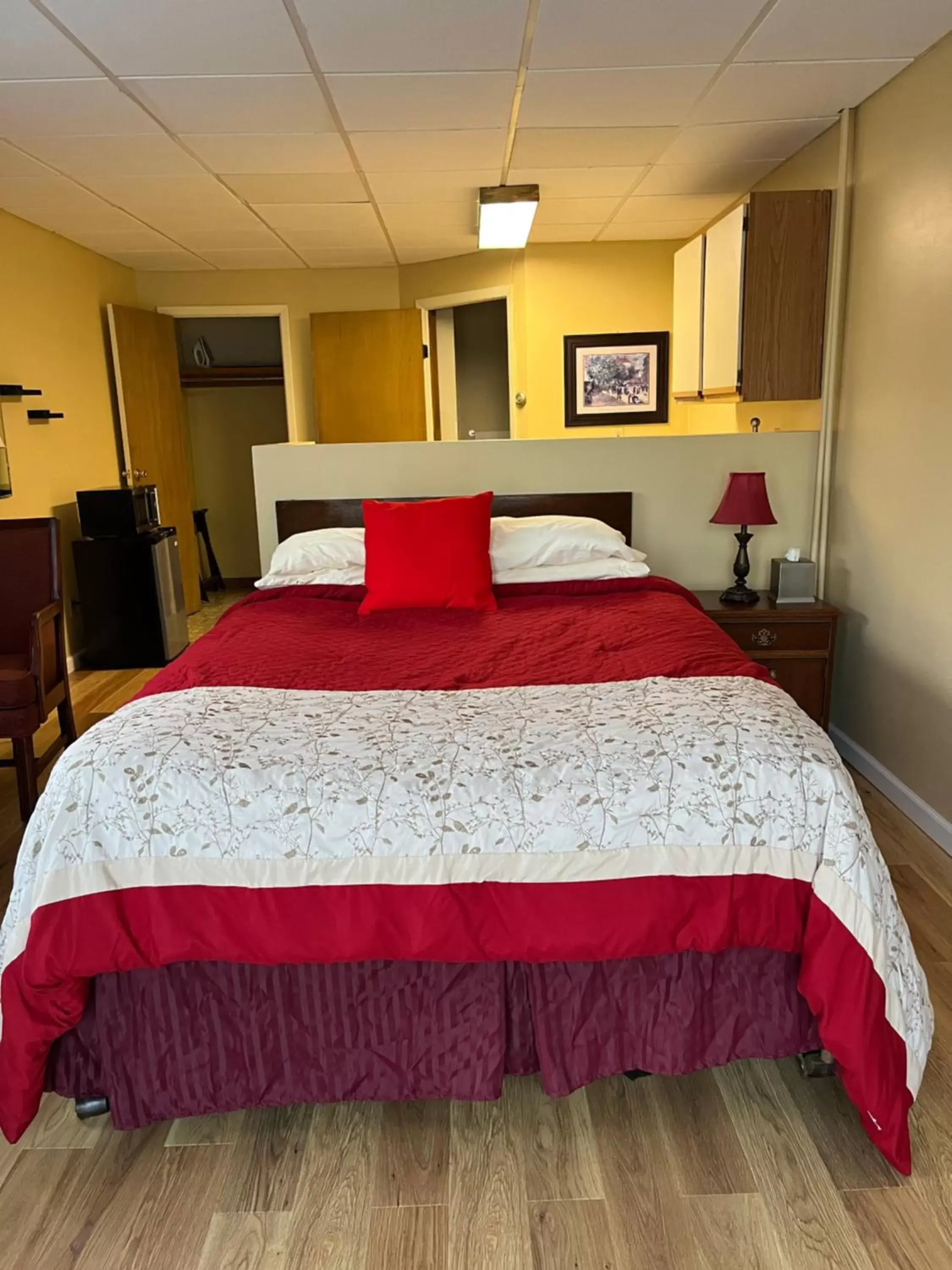 Bed in Vinehurst Inn & Suites