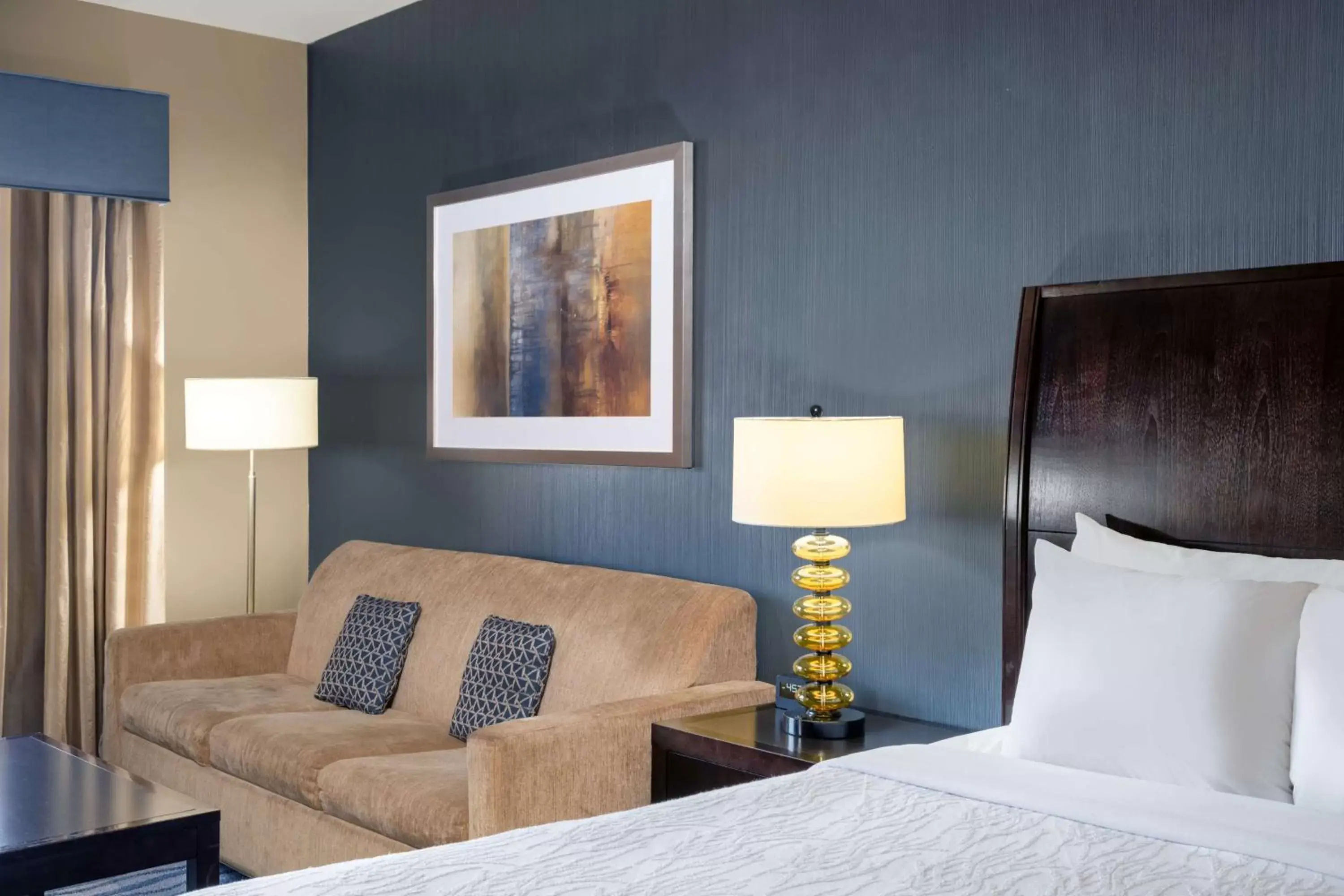 Living room, Bed in Hilton Garden Inn Ft Worth Alliance Airport