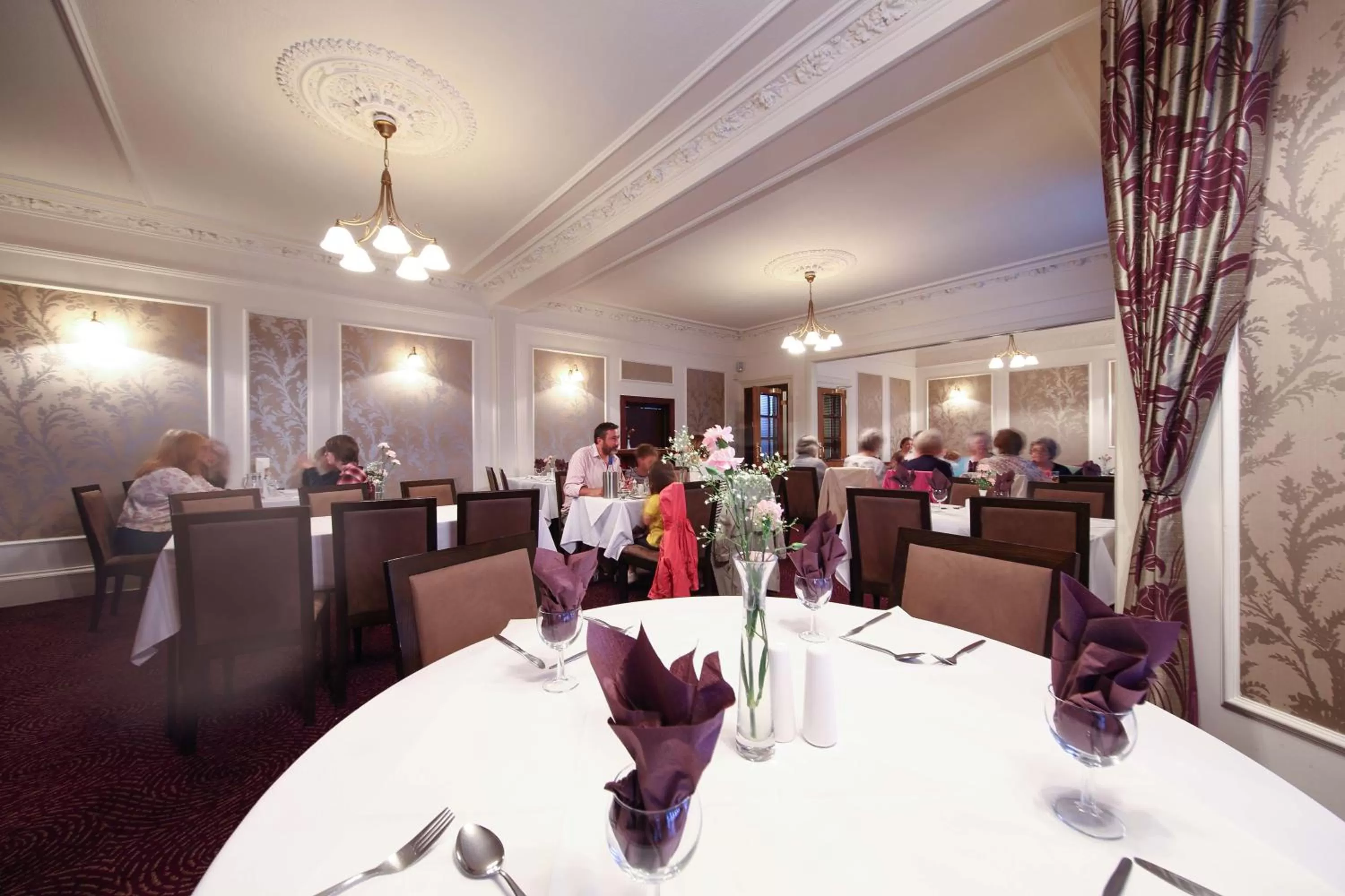 Restaurant/places to eat in The Station Hotel