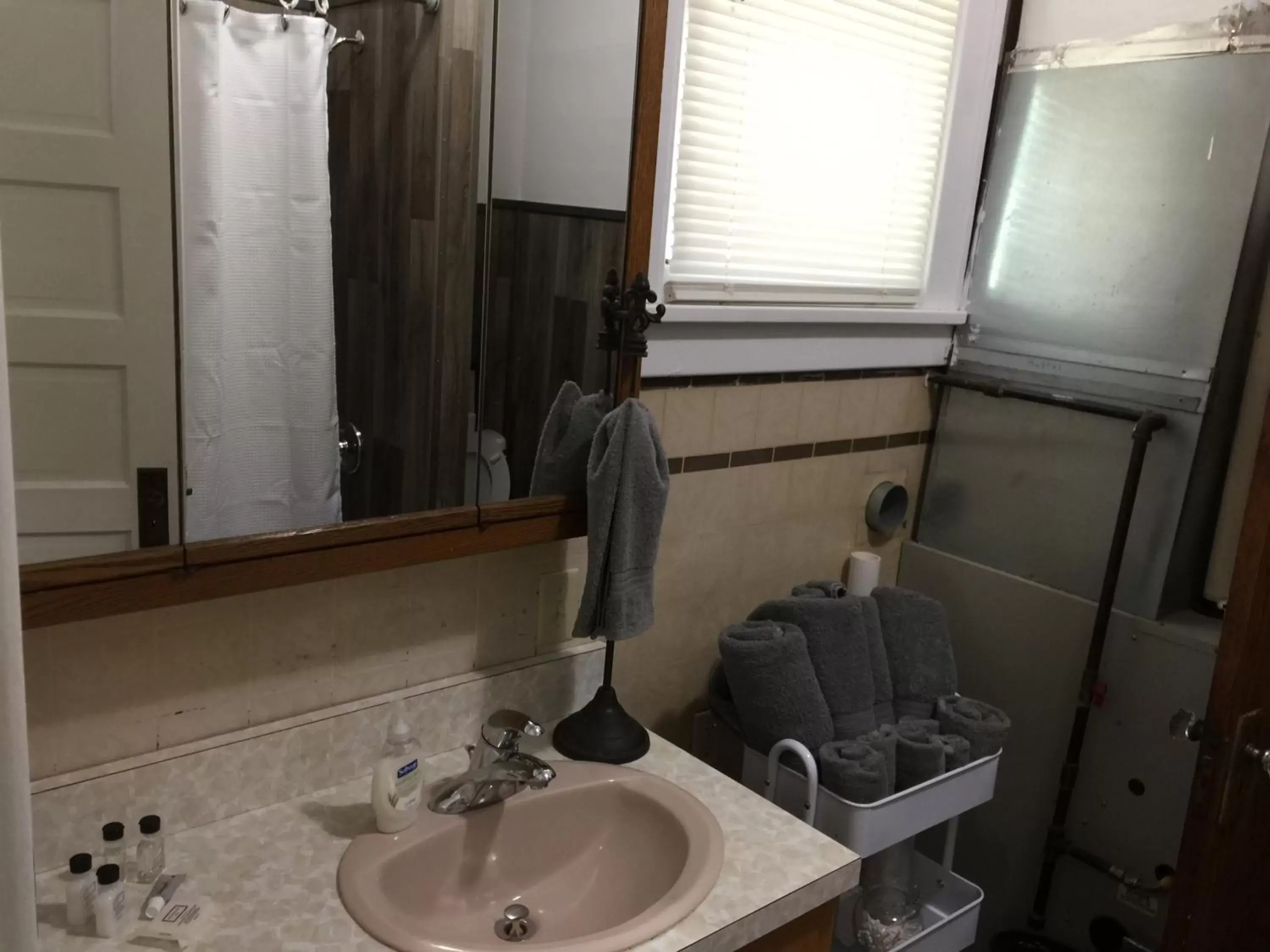 Bathroom in East Side Motel & Cabins