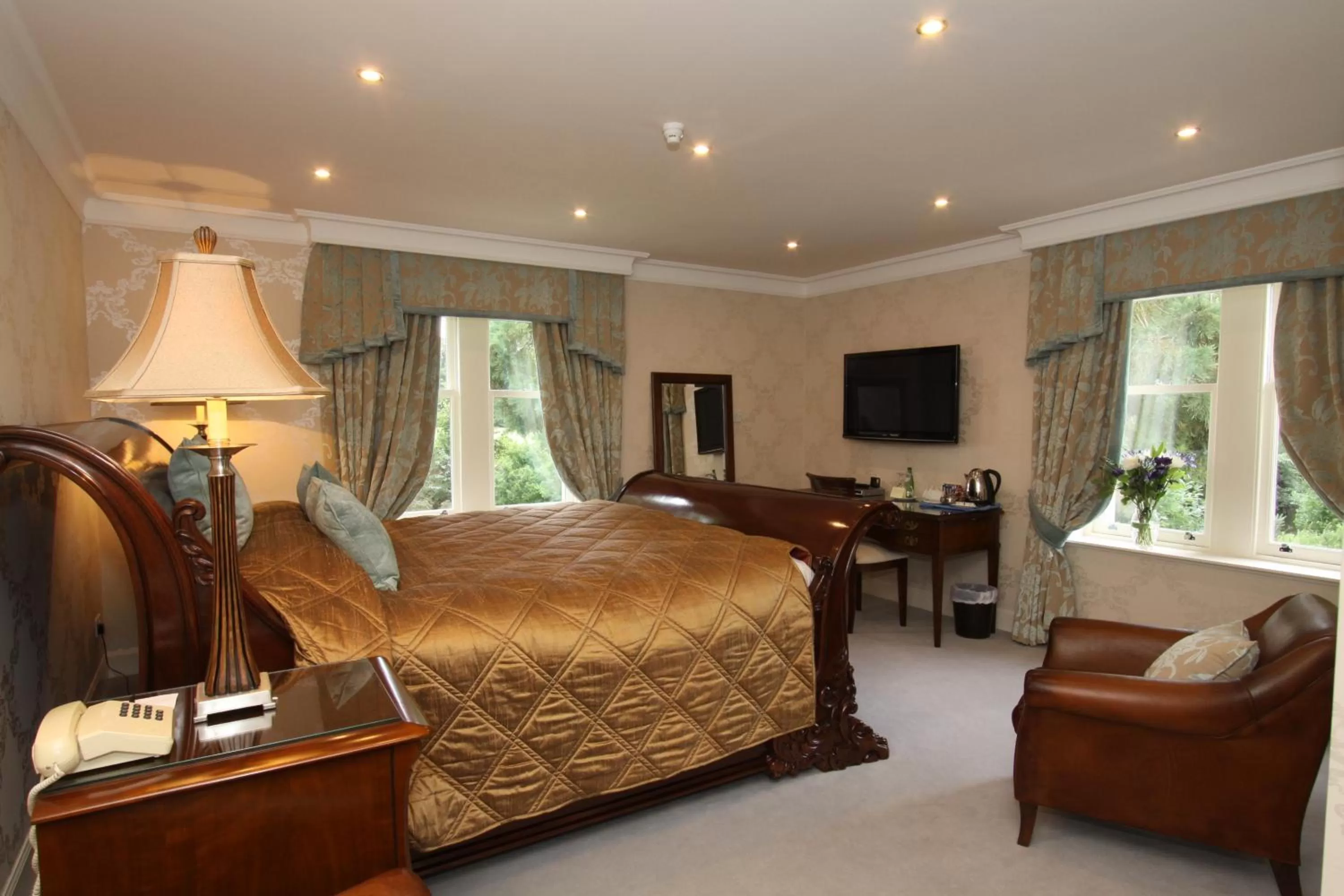 Bed in Mansion House Hotel