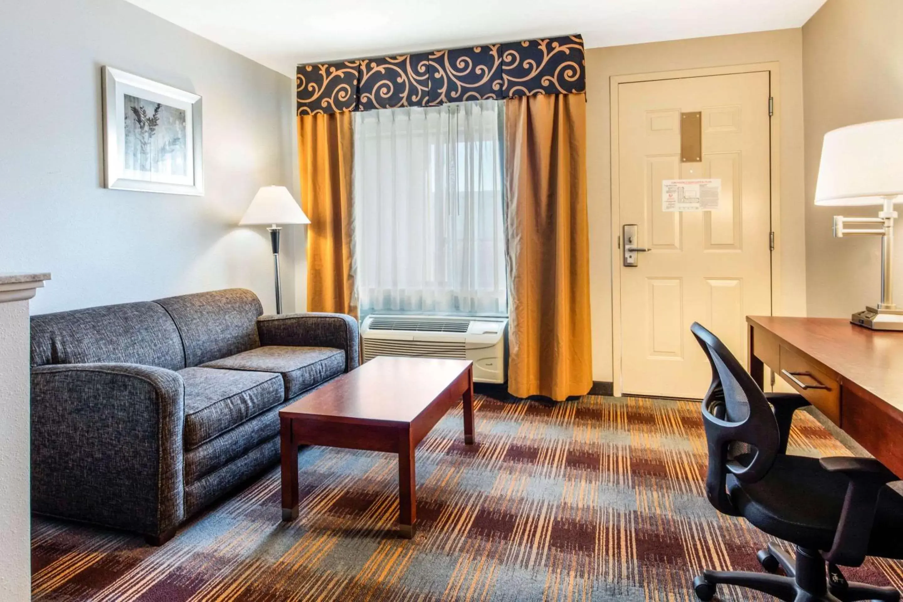 Photo of the whole room, Seating Area in Quality Inn Airport I-240