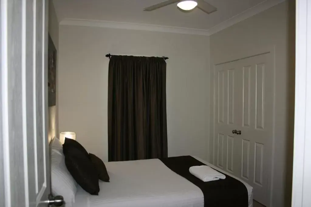 Bed in Noah's Mid City Motor Inn Muswellbrook