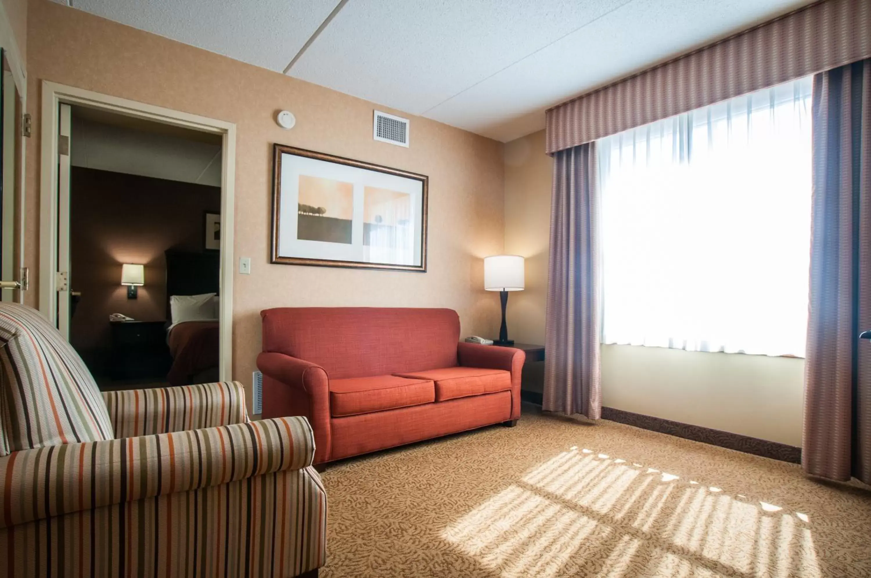 Day, Seating Area in Country Inn & Suites by Radisson, Cuyahoga Falls, OH