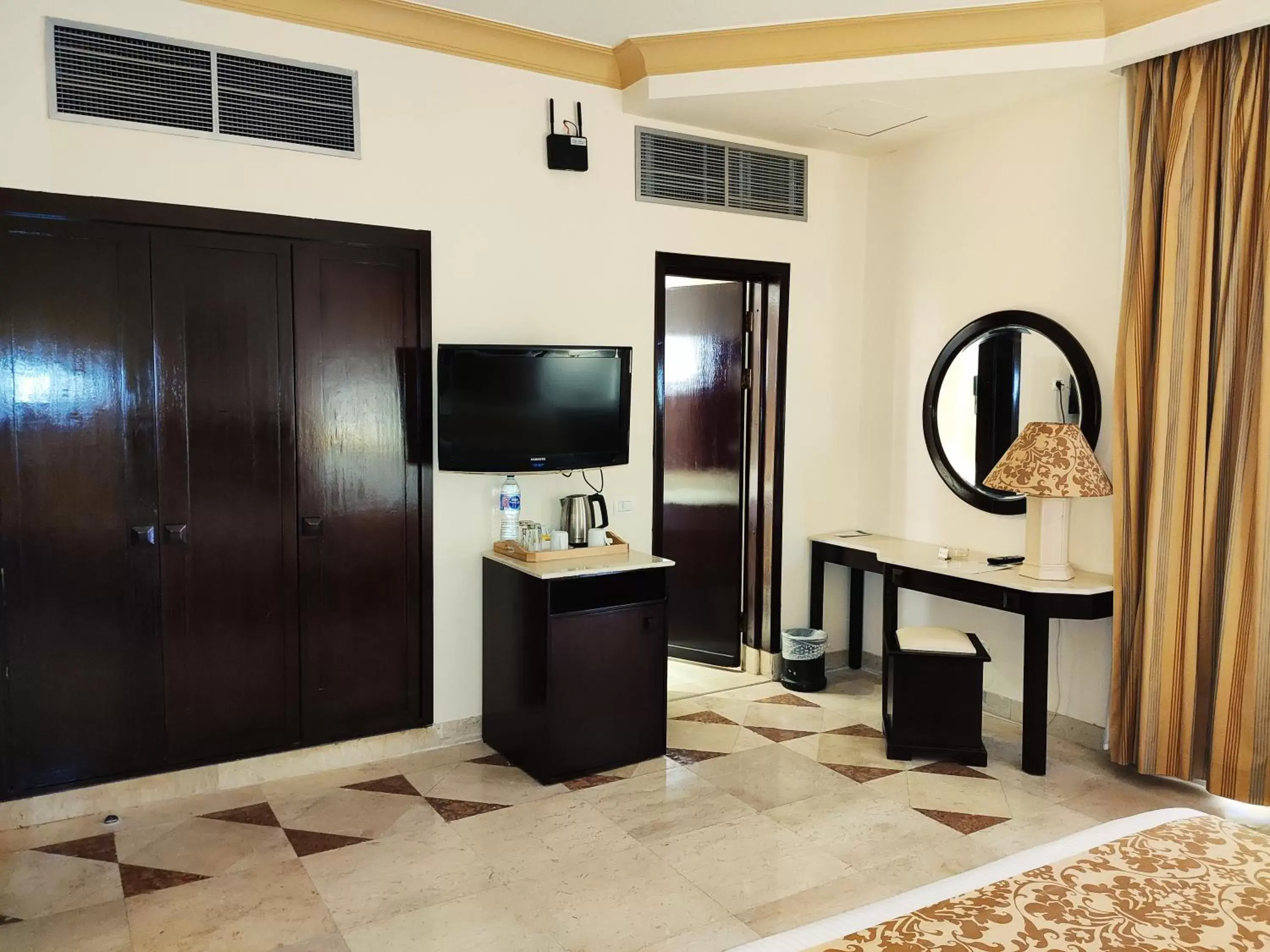 Bedroom, TV/Entertainment Center in Continental Hotel Hurghada