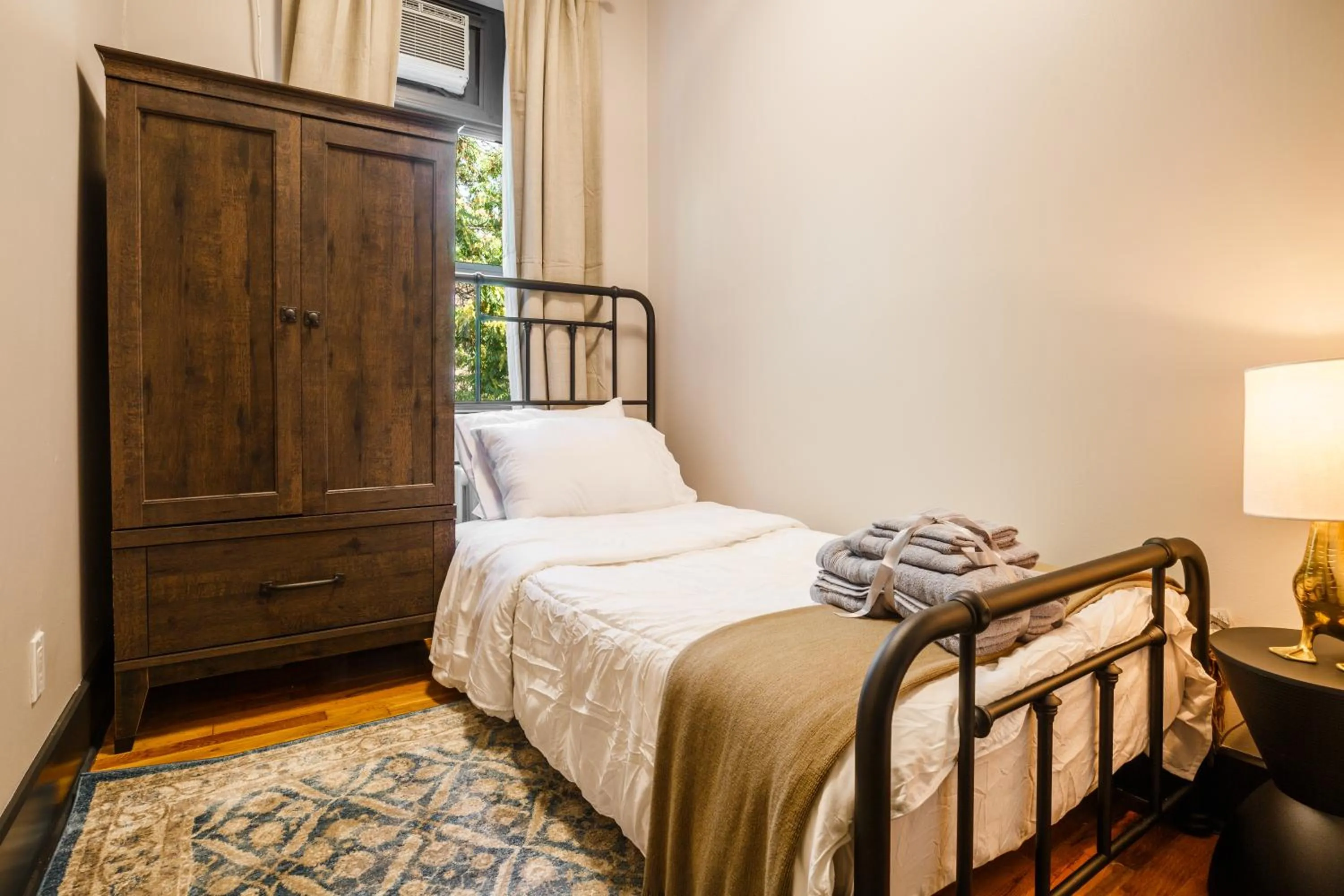 Photo of the whole room, Bed in Lamartine Chelsea