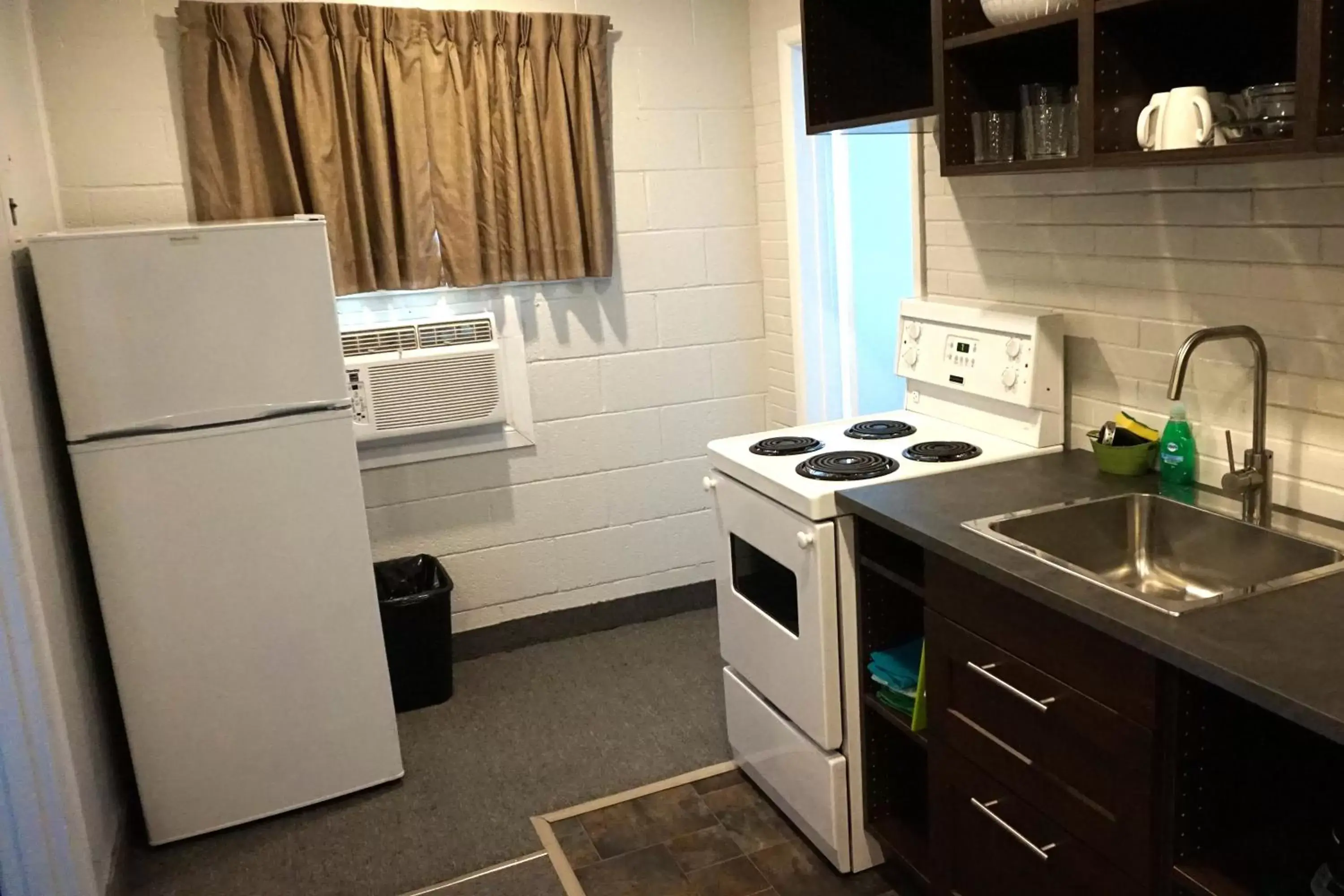 Kitchen/Kitchenette in Caravel Motel