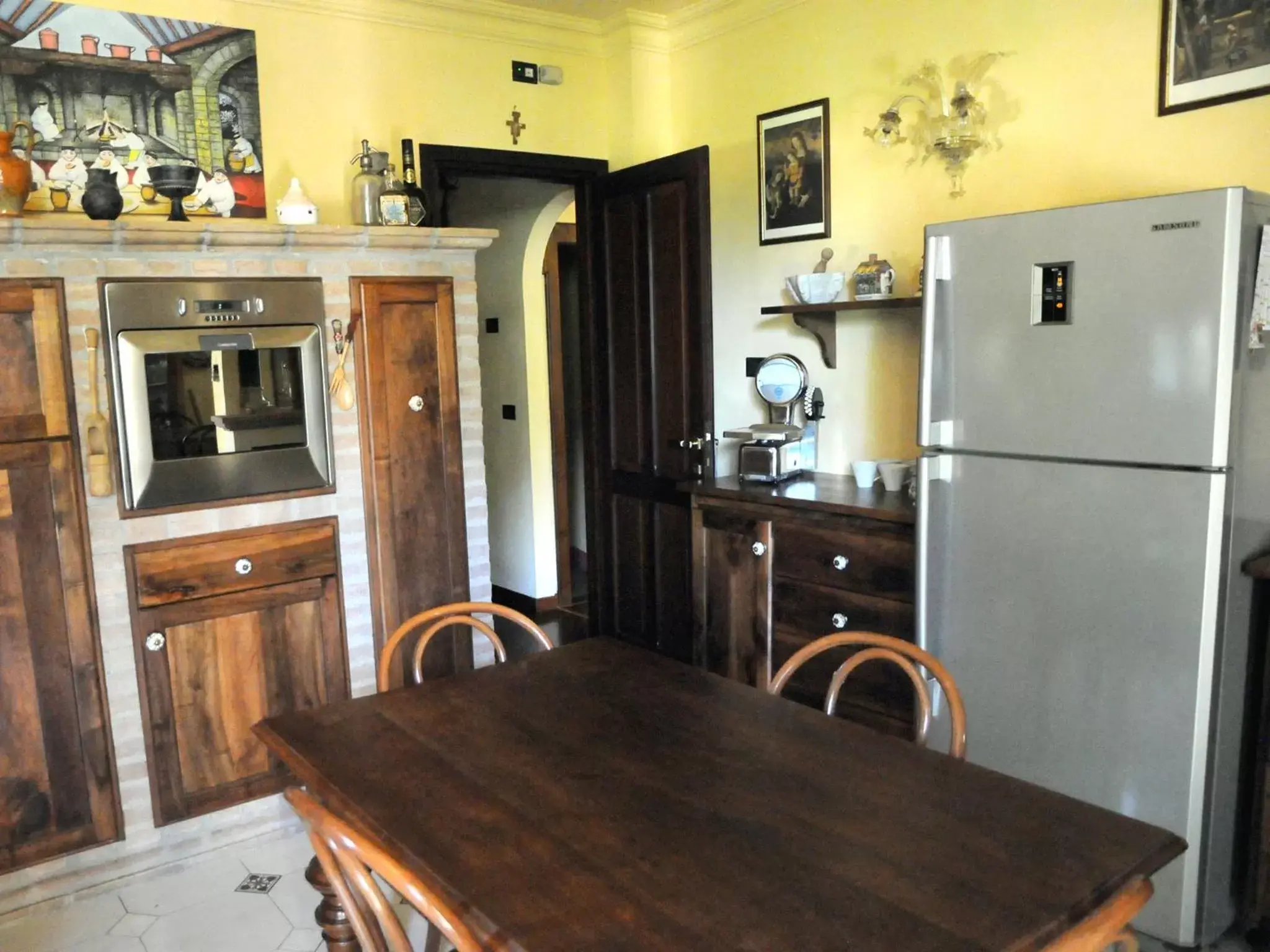 Communal kitchen, Dining Area in B&B Luce Riflessa