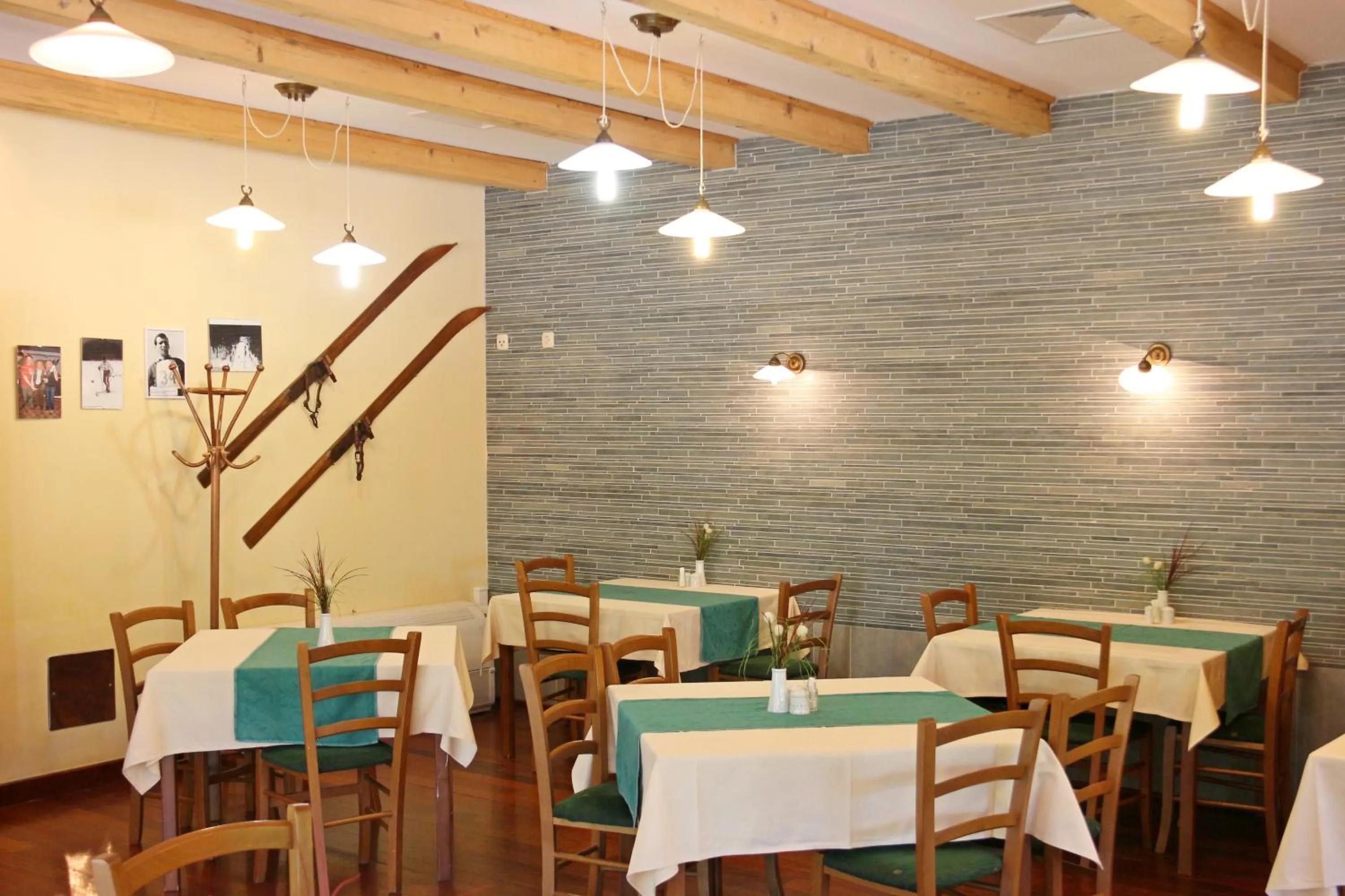 Restaurant/places to eat in Aparthotel Snjezna Kraljica