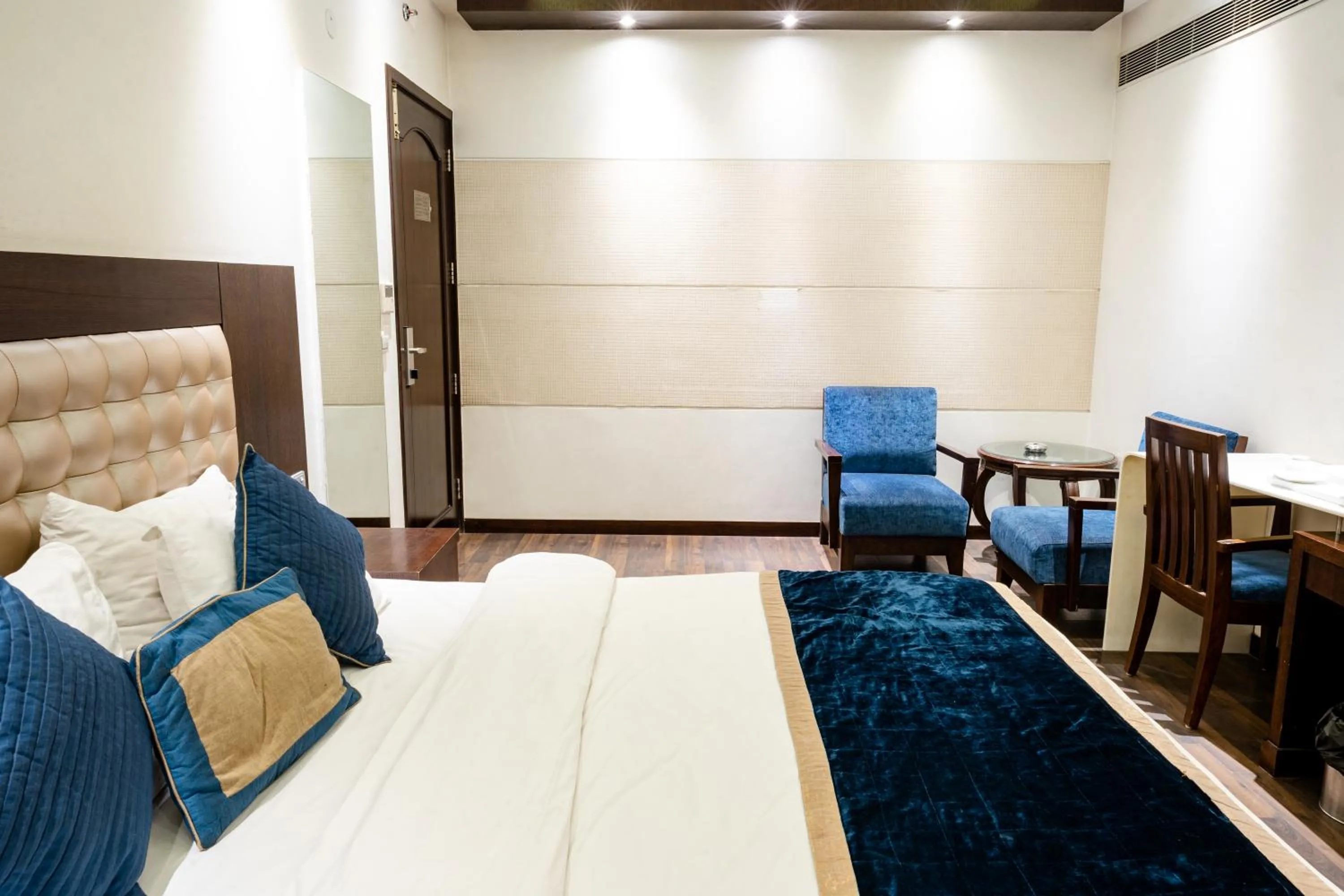 hair dresser, Bed in Hotel Grand Godwin - Near New Delhi Railway Station - Paharganj