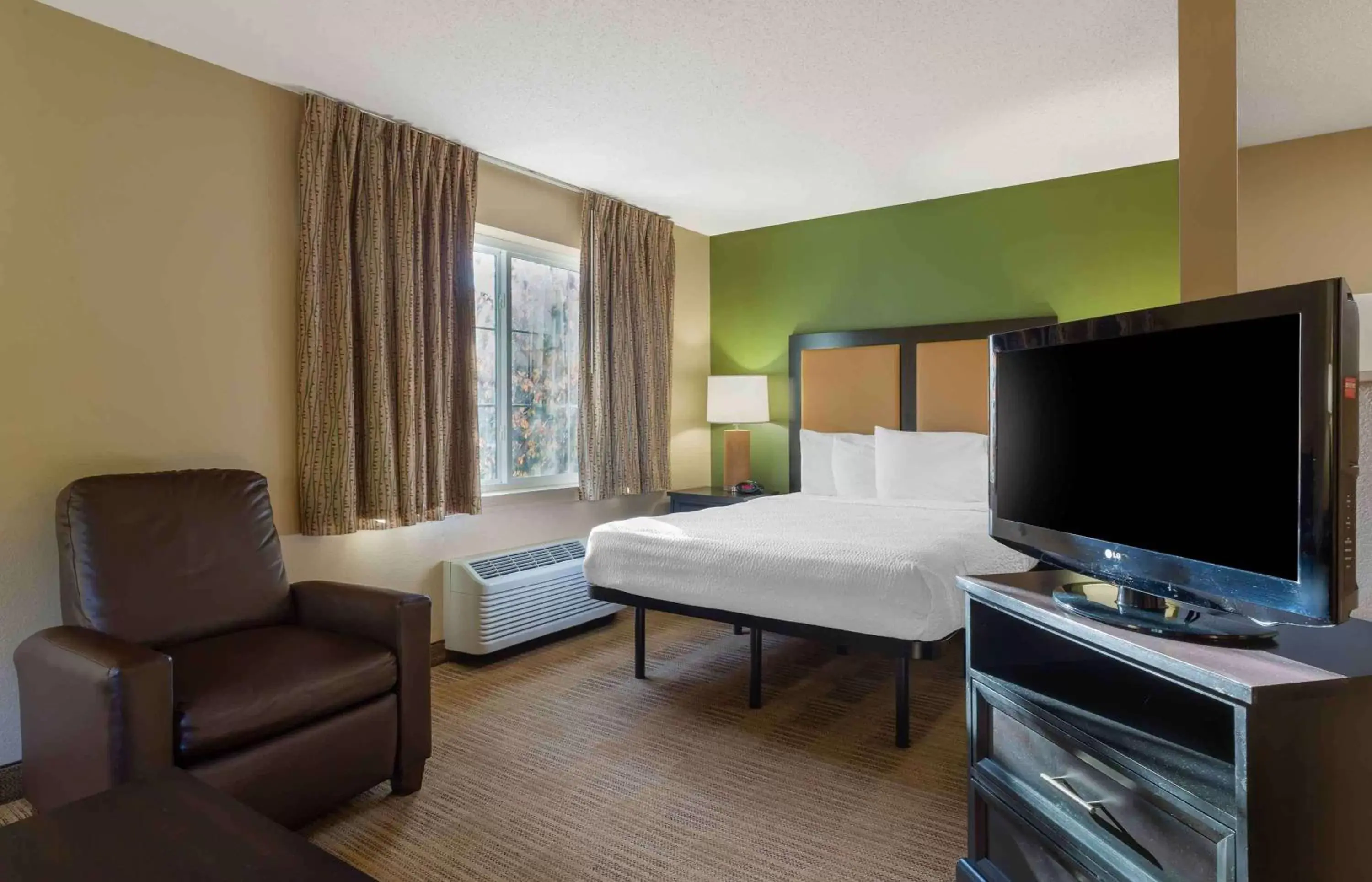 Bedroom, TV/Entertainment Center in Extended Stay America Suites - Hartford - Farmington