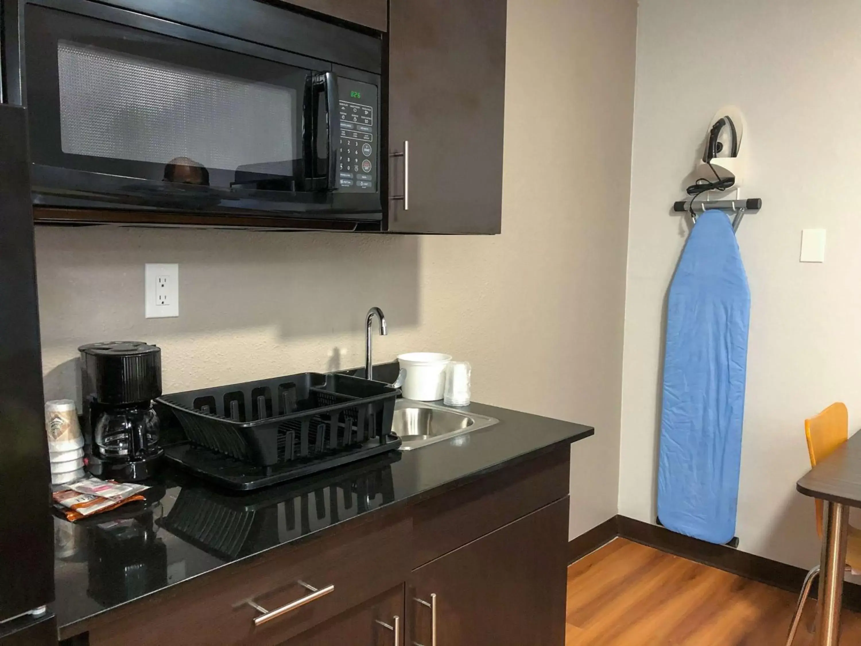 Photo of the whole room, Kitchen/Kitchenette in Studio 6 Wichita, KS - Airport